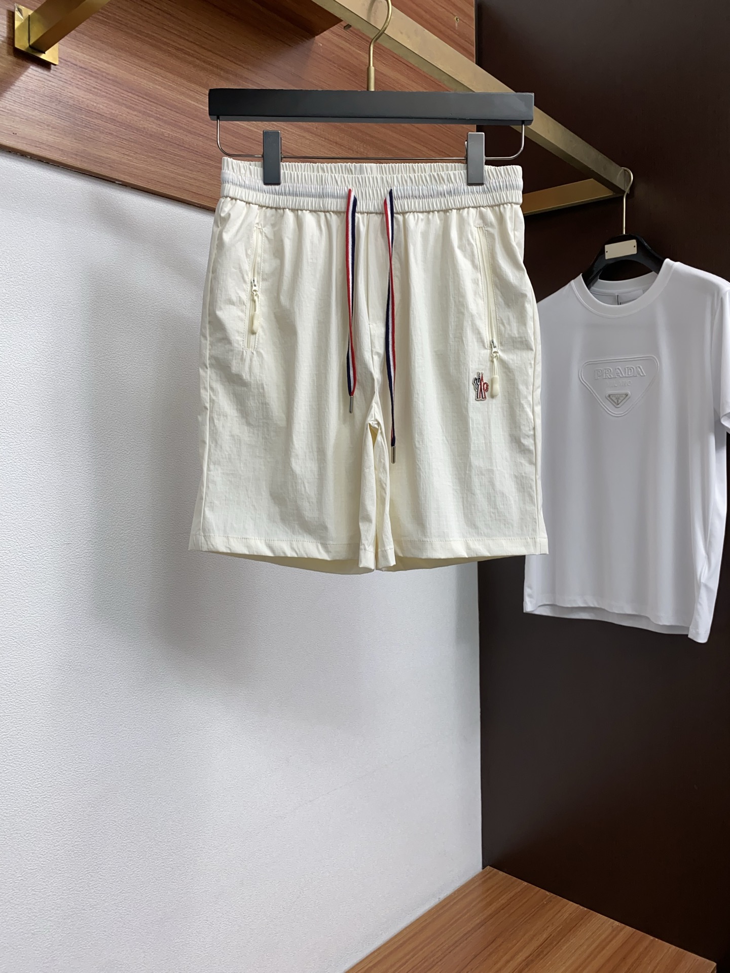 蒙口 春夏新款休闲短裤 品牌经典系列弹力速干面料 舒适度极好，手触感强烈。原版品牌logo 辨识度极高 