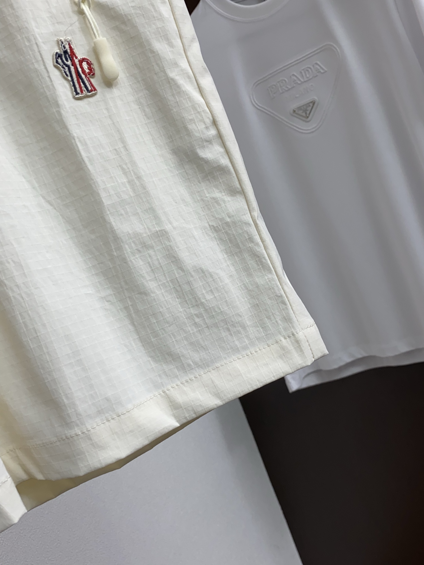 蒙口 春夏新款休闲短裤 品牌经典系列弹力速干面料 舒适度极好，手触感强烈。原版品牌logo 辨识度极高 