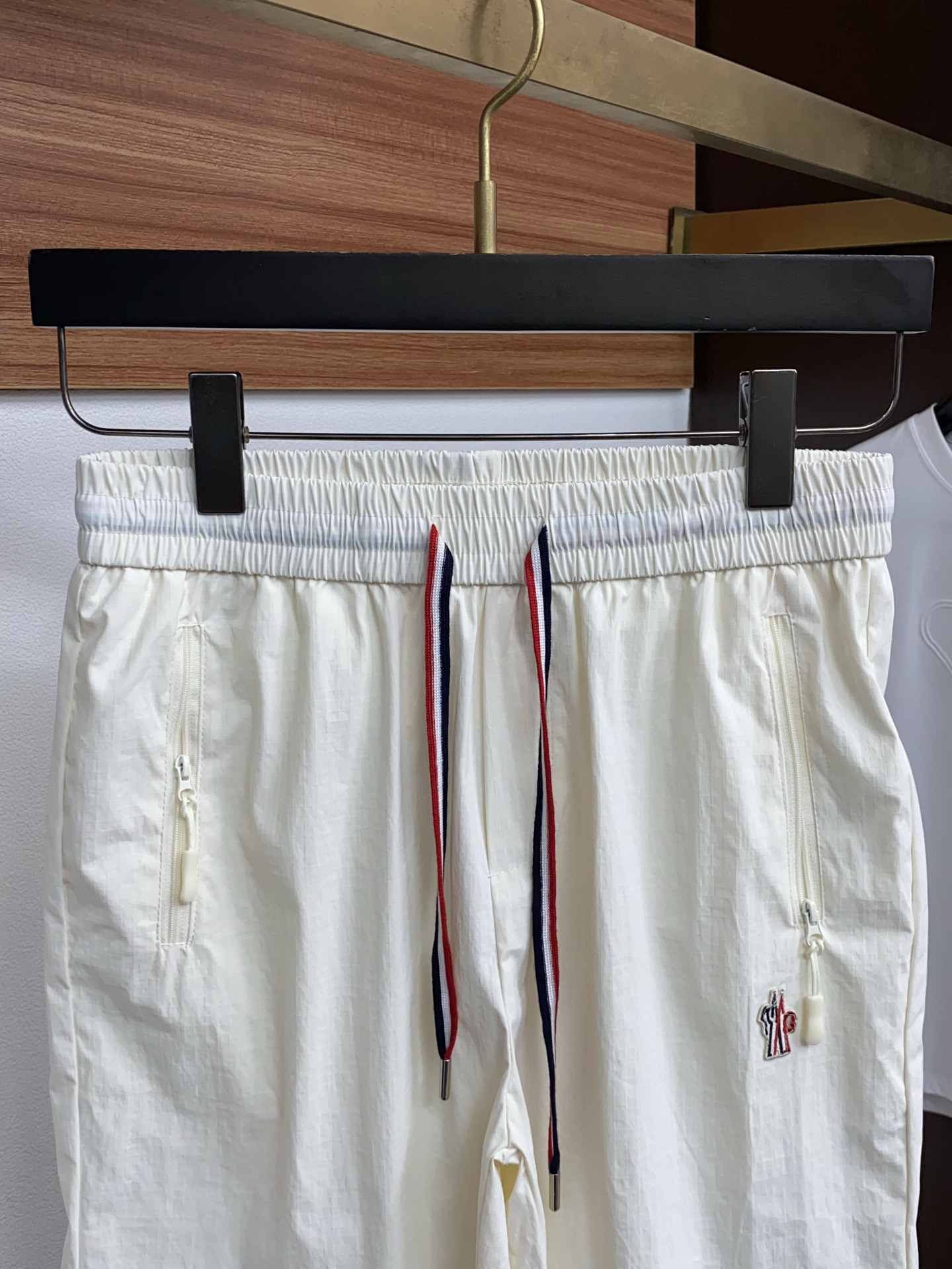 蒙口 春夏新款休闲短裤 品牌经典系列弹力速干面料 舒适度极好，手触感强烈。原版品牌logo 辨识度极高 