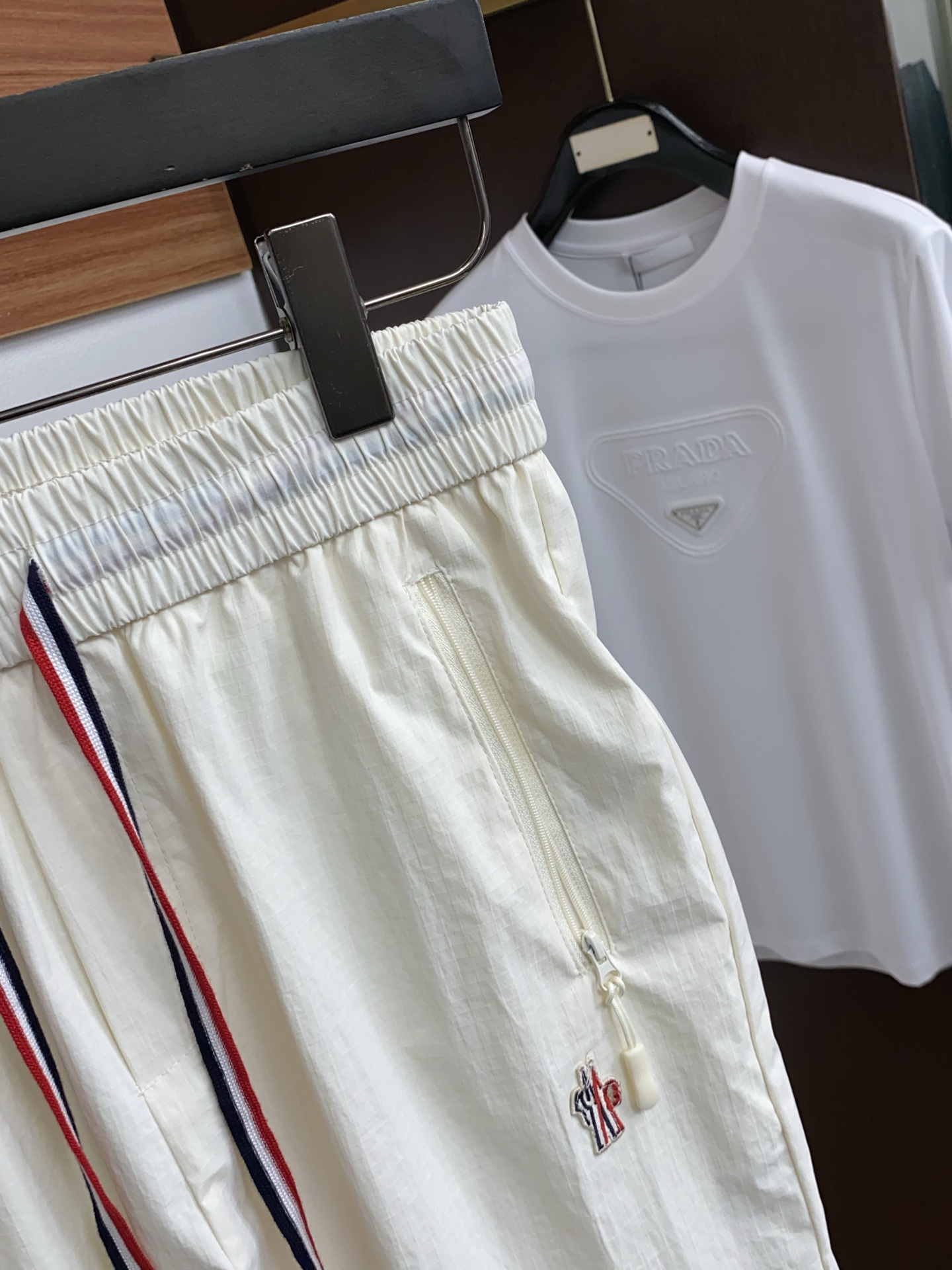 蒙口 春夏新款休闲短裤 品牌经典系列弹力速干面料 舒适度极好，手触感强烈。原版品牌logo 辨识度极高 