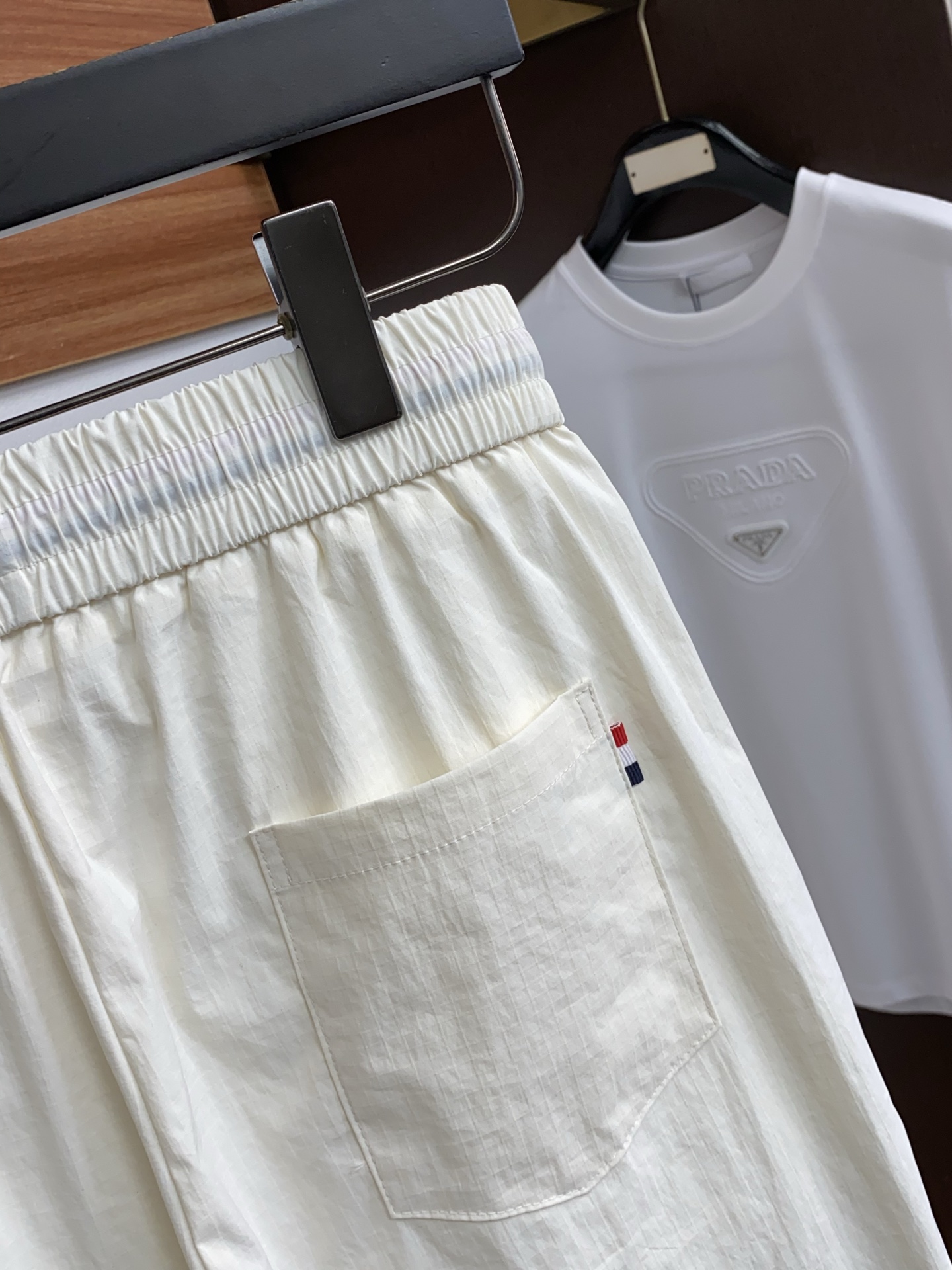 蒙口 春夏新款休闲短裤 品牌经典系列弹力速干面料 舒适度极好，手触感强烈。原版品牌logo 辨识度极高 