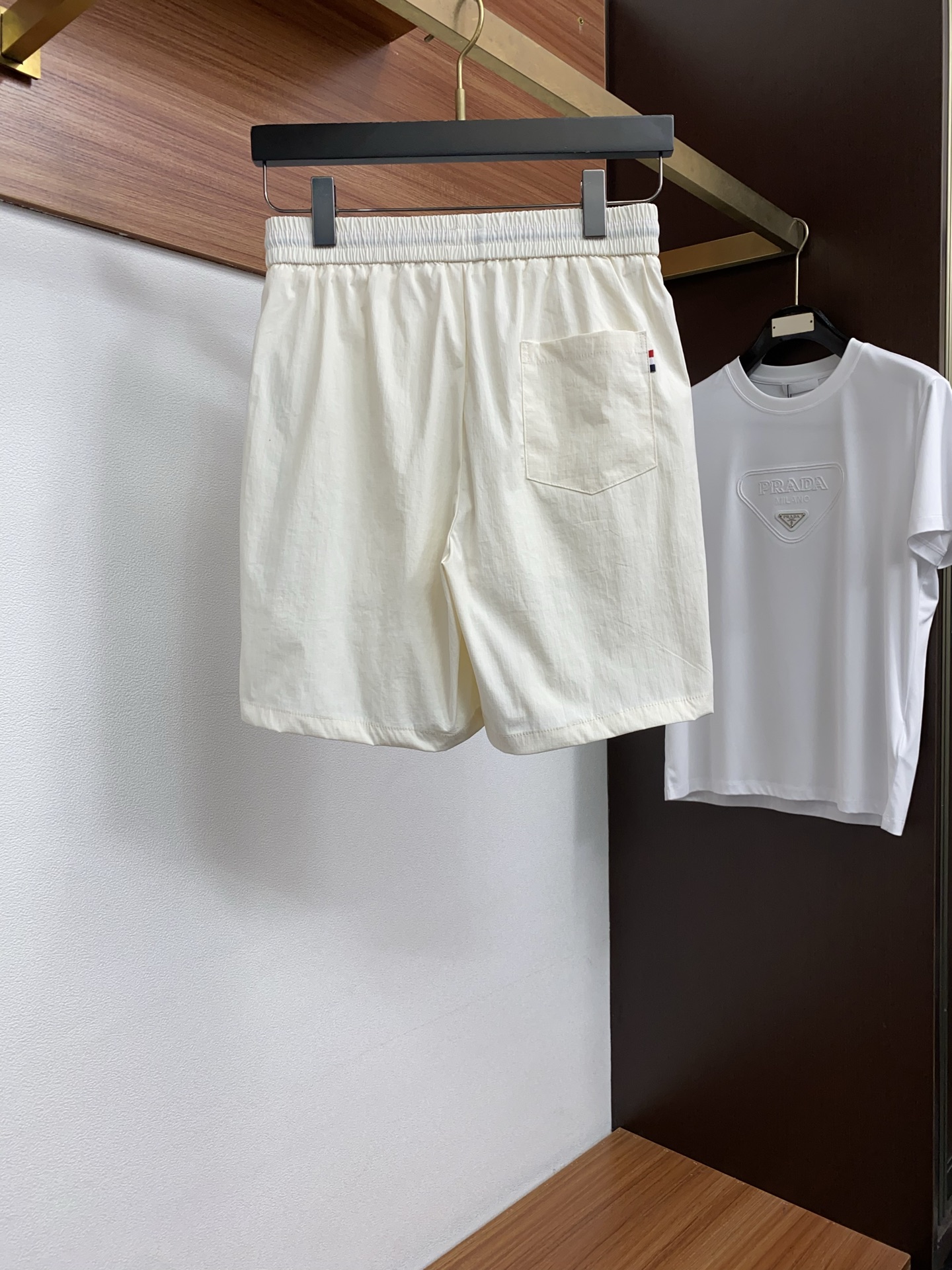 蒙口 春夏新款休闲短裤 品牌经典系列弹力速干面料 舒适度极好，手触感强烈。原版品牌logo 辨识度极高 