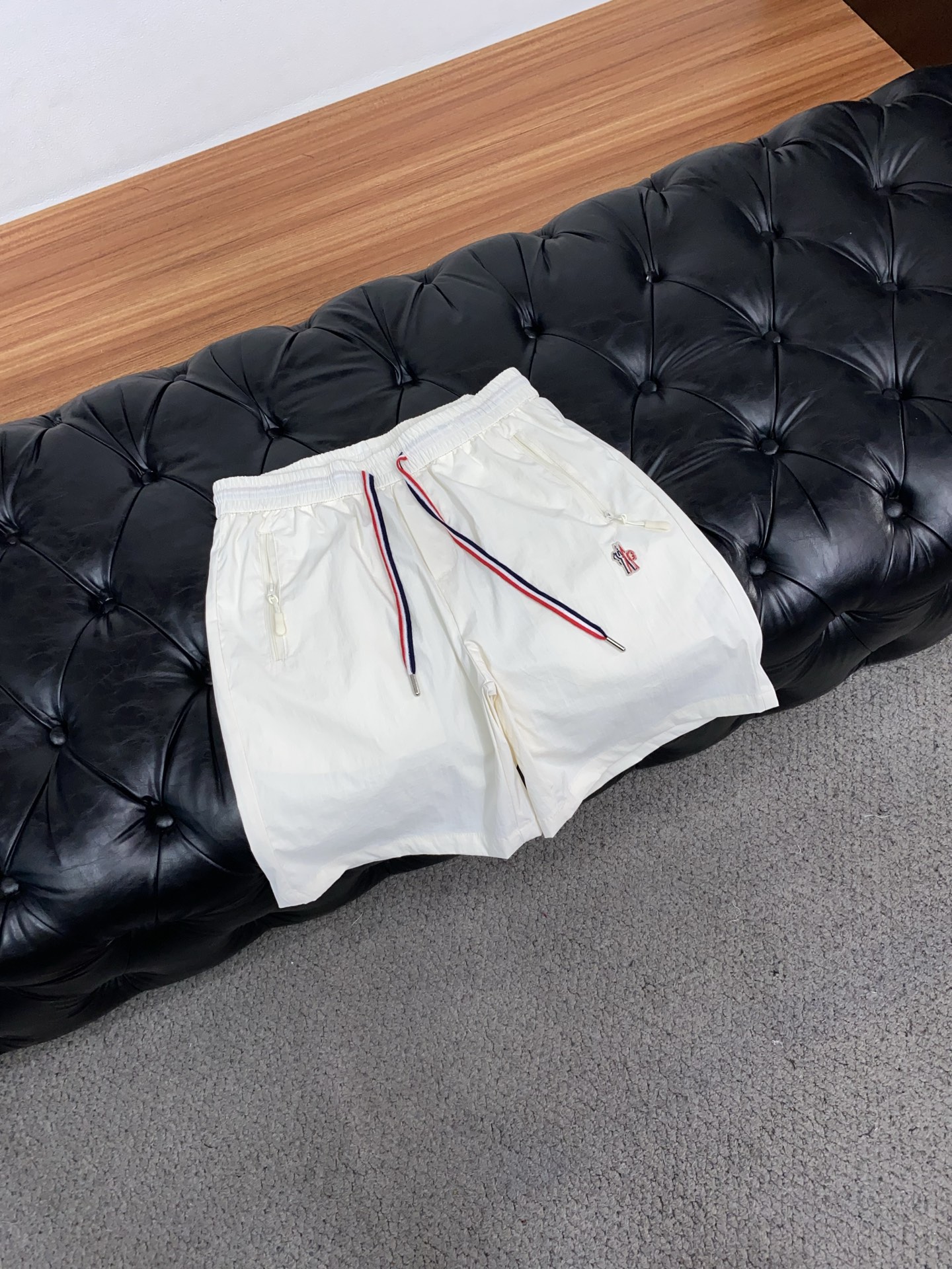 蒙口 春夏新款休闲短裤 品牌经典系列弹力速干面料 舒适度极好，手触感强烈。原版品牌logo 辨识度极高 