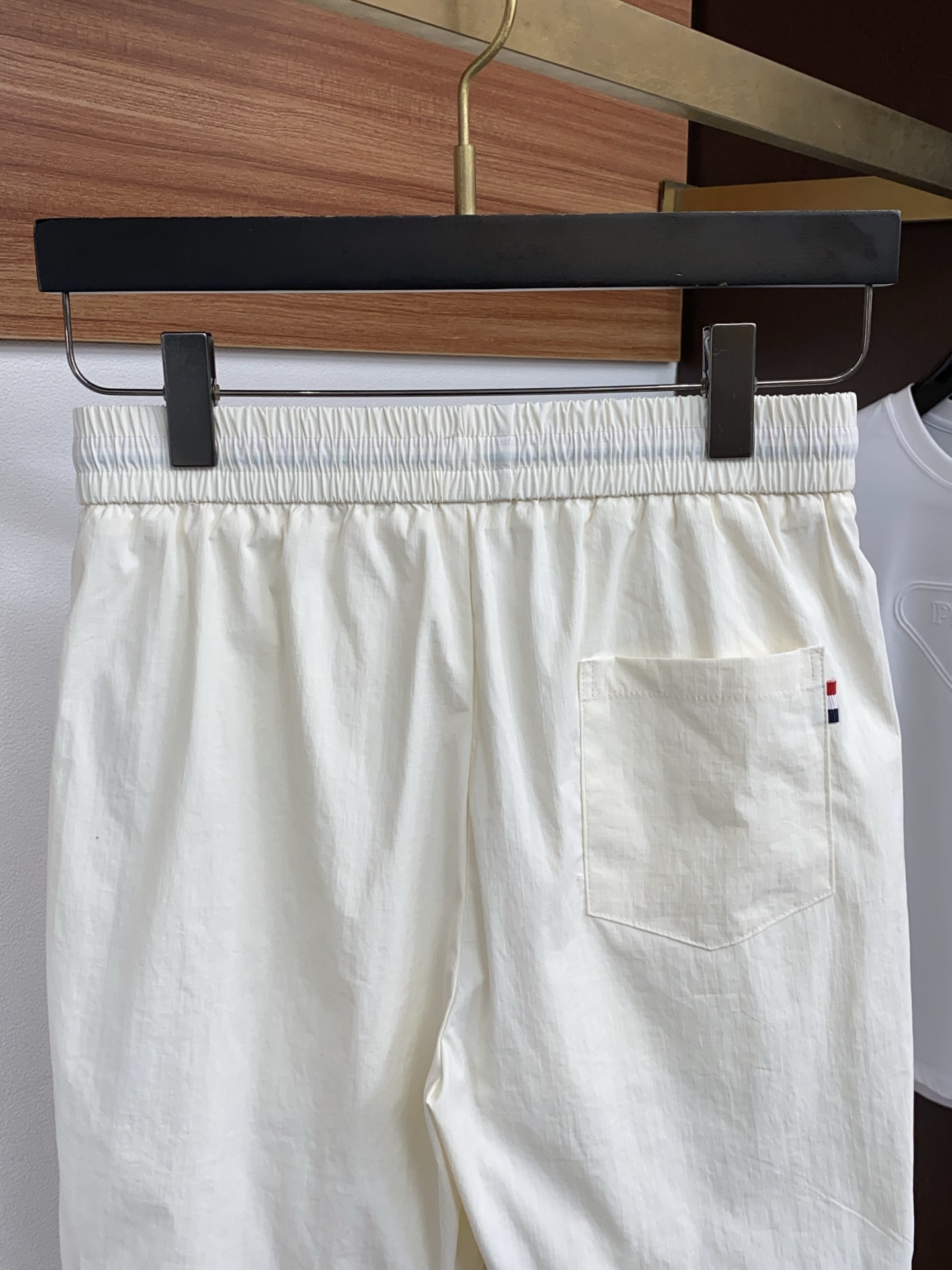 蒙口 春夏新款休闲短裤 品牌经典系列弹力速干面料 舒适度极好，手触感强烈。原版品牌logo 辨识度极高 