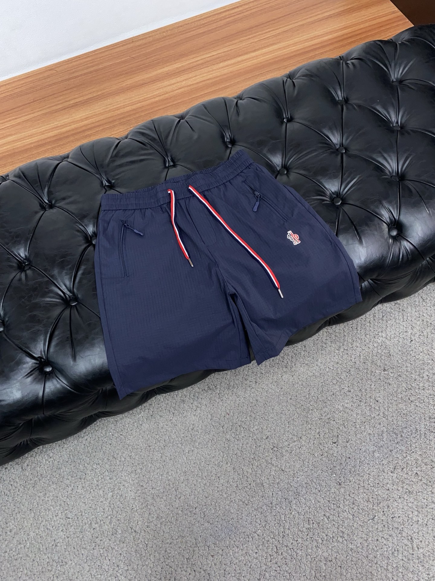 蒙口 春夏新款休闲短裤 品牌经典系列弹力速干面料 舒适度极好，手触感强烈。原版品牌logo 辨识度极高 