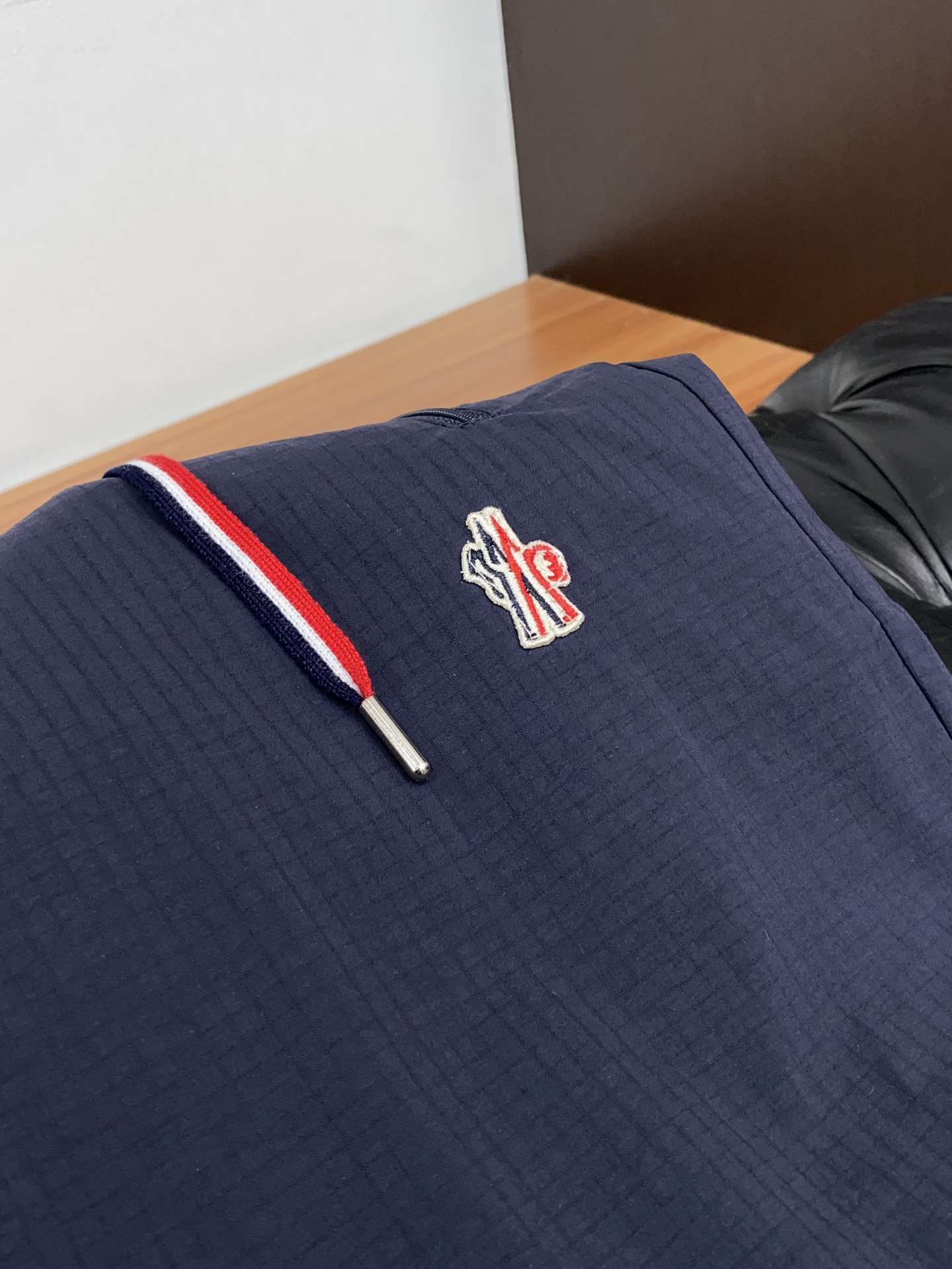 蒙口 春夏新款休闲短裤 品牌经典系列弹力速干面料 舒适度极好，手触感强烈。原版品牌logo 辨识度极高 