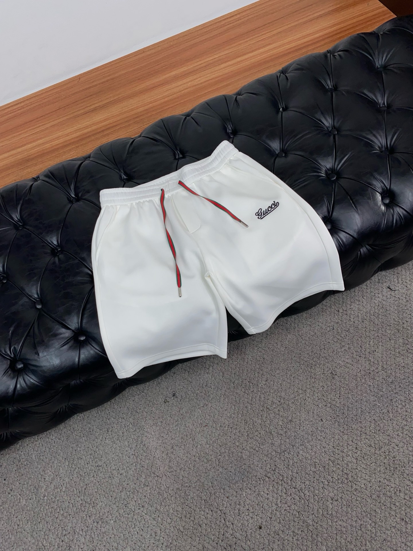 古奇 春夏新款休闲短裤 品牌经典系列 天丝弹力纯棉 面料 舒适度极好，手触感强烈。原版品牌logo 辨识