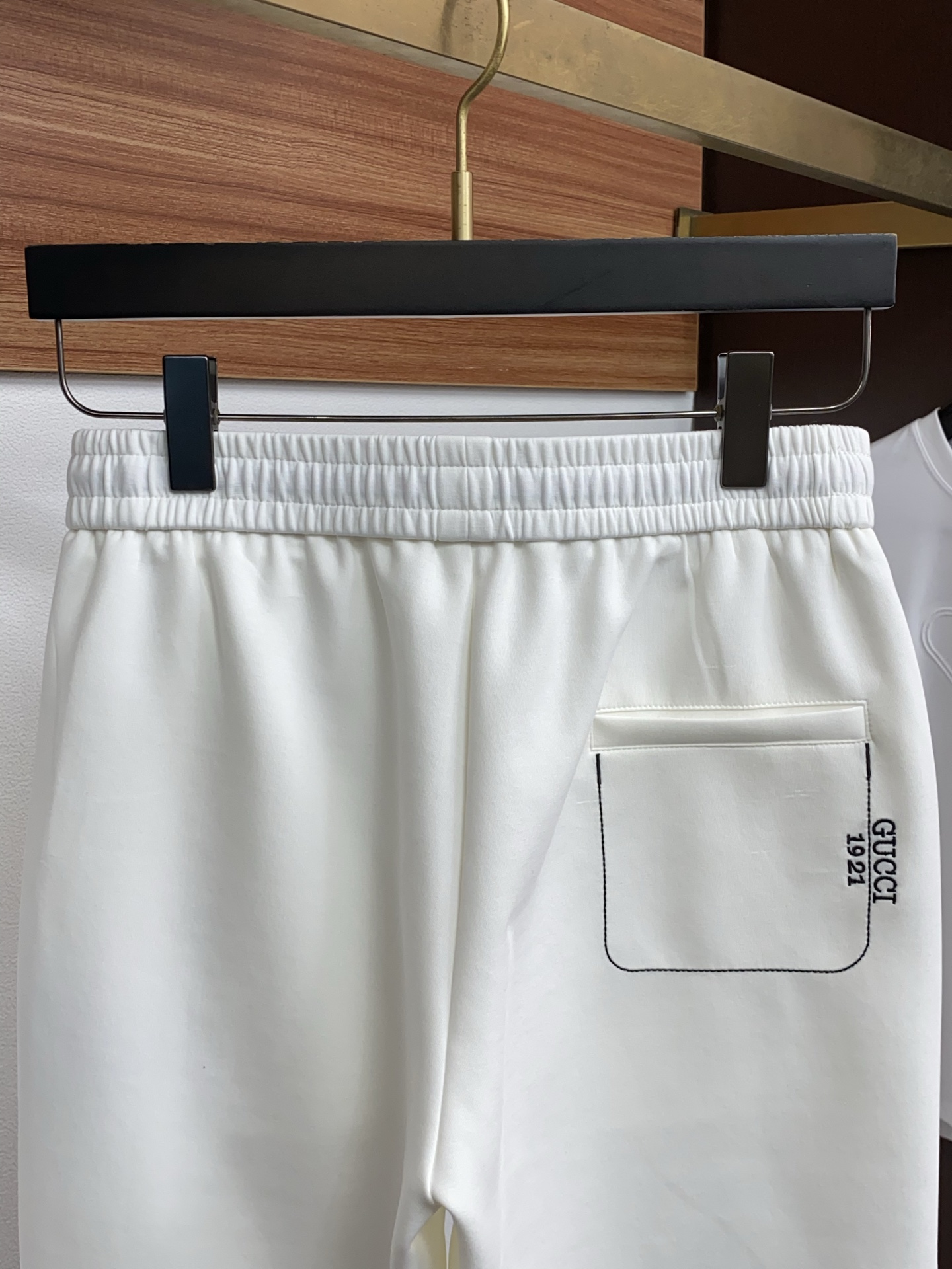 古奇 春夏新款休闲短裤 品牌经典系列 天丝弹力纯棉 面料 舒适度极好，手触感强烈。原版品牌logo 辨识