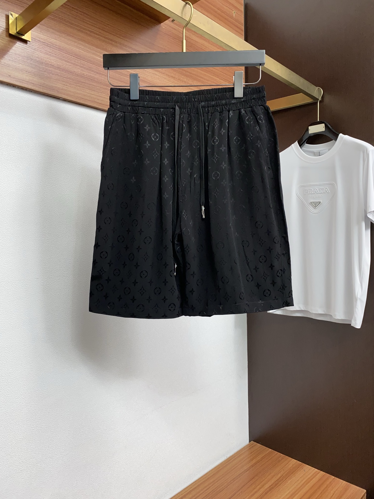 1v 路易威登 M-3xL 26年春夏新款提花连帽防晒速干面料休闲短裤 套装 干净利落剪裁，都市风十足 