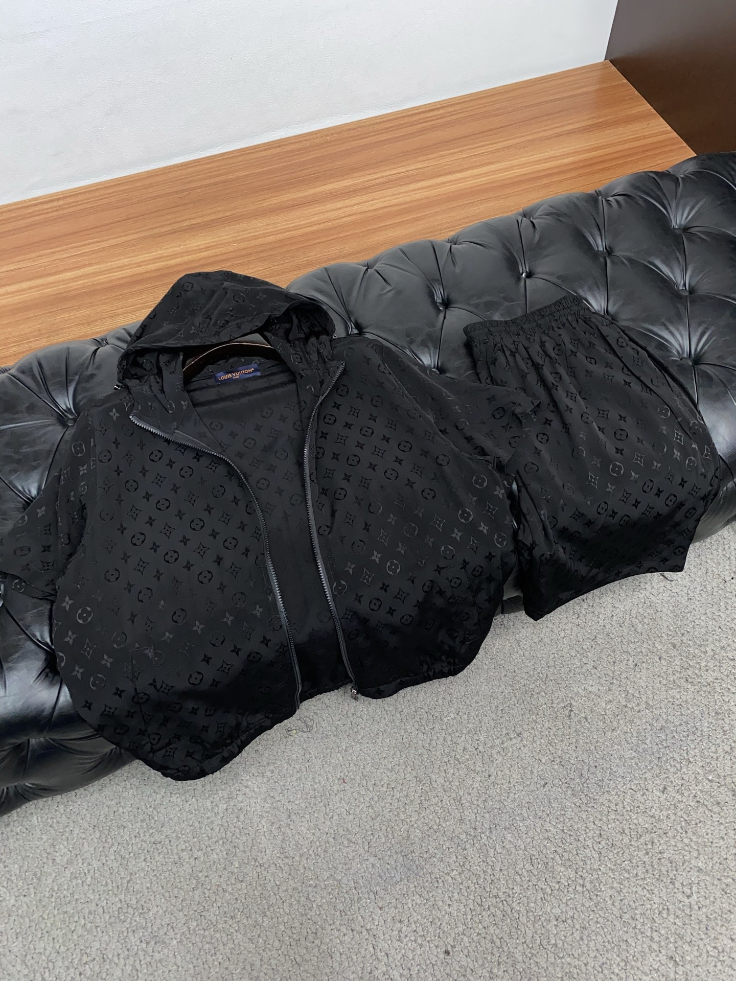 1v 路易威登 M-3xL 26年春夏新款提花连帽防晒速干面料休闲短裤 套装 干净利落剪裁，都市风十足 