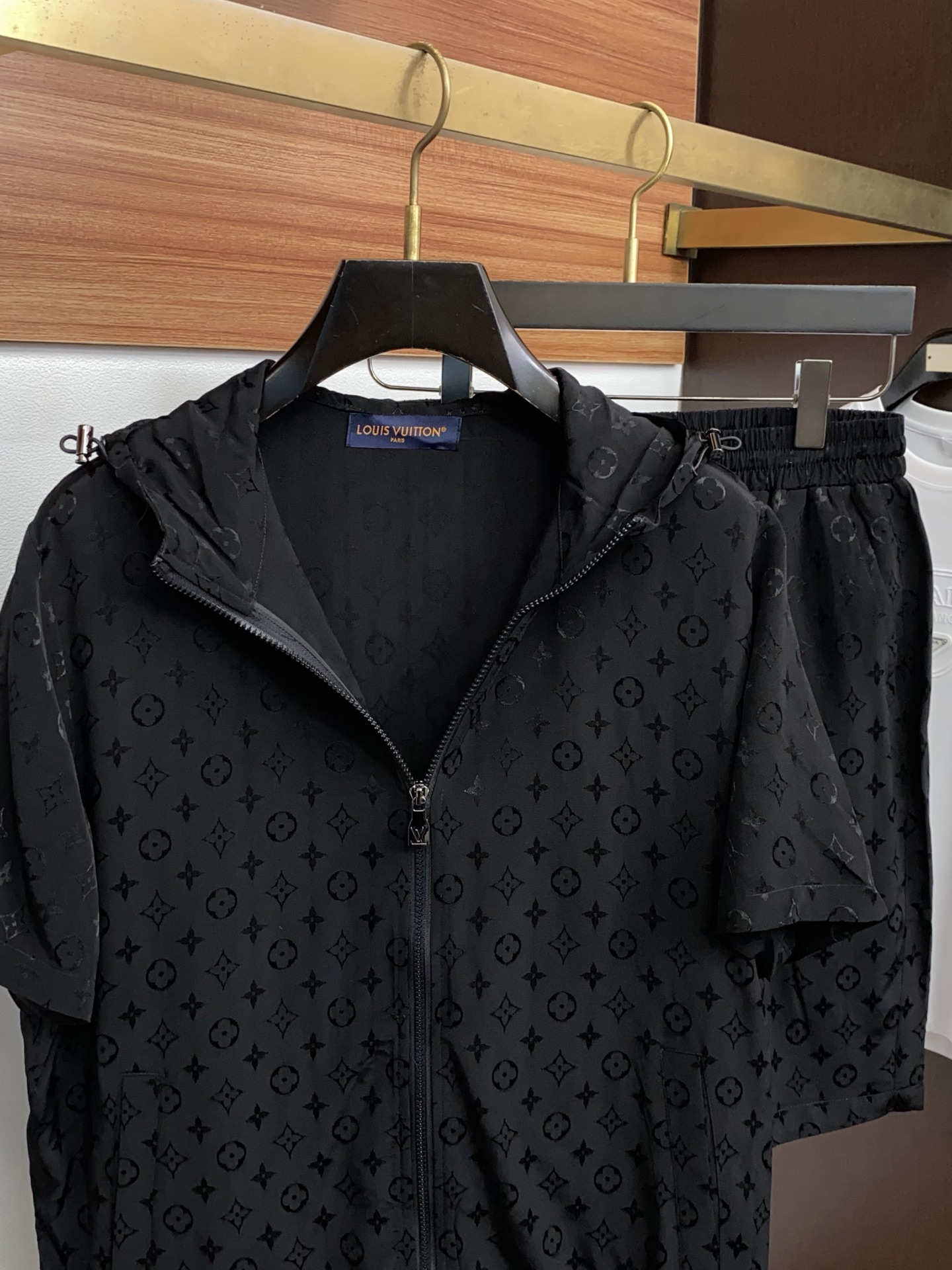 1v 路易威登 M-3xL 26年春夏新款提花连帽防晒速干面料休闲短裤 套装 干净利落剪裁，都市风十足 