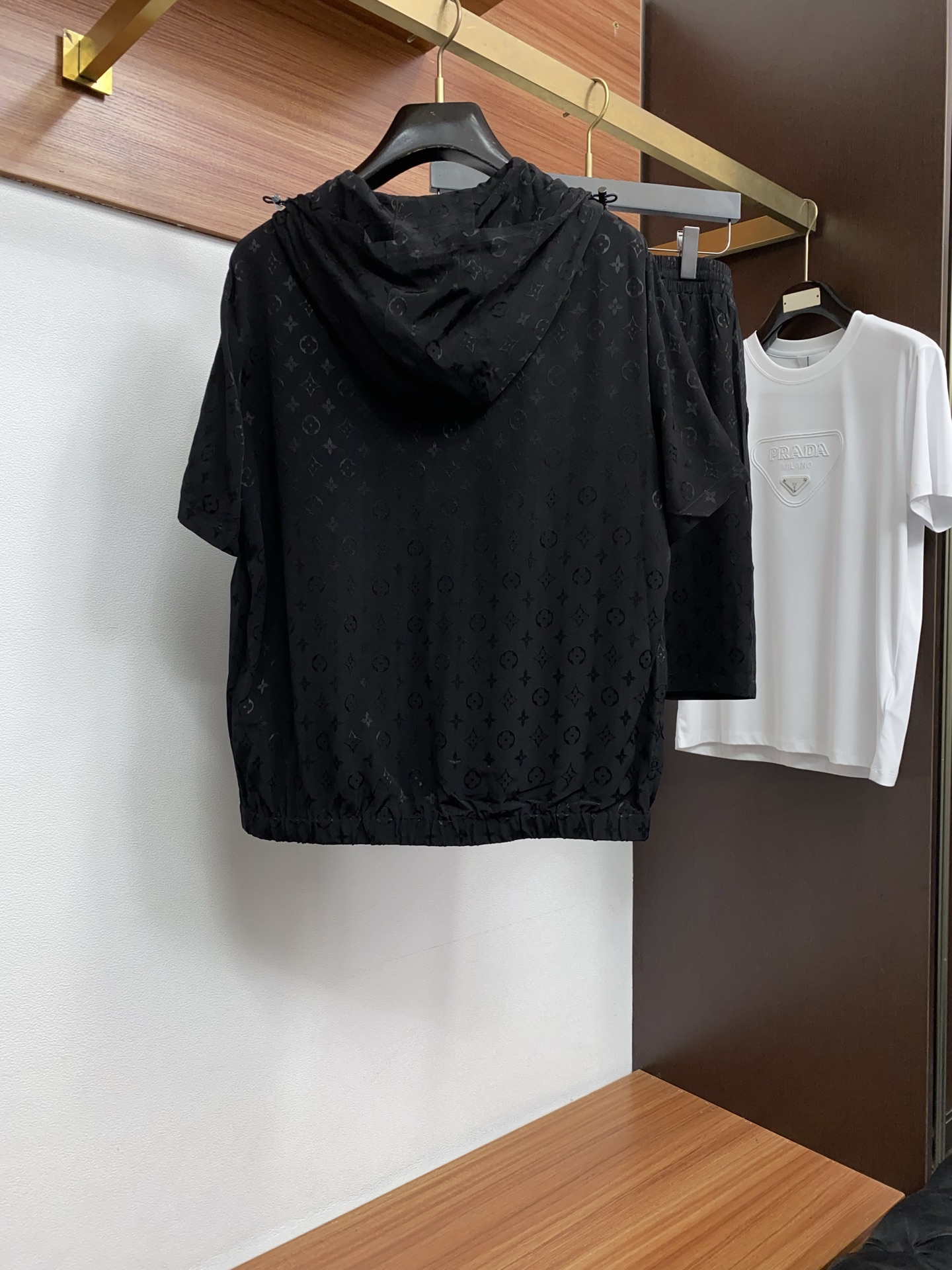 1v 路易威登 M-3xL 26年春夏新款提花连帽防晒速干面料休闲短裤 套装 干净利落剪裁，都市风十足 