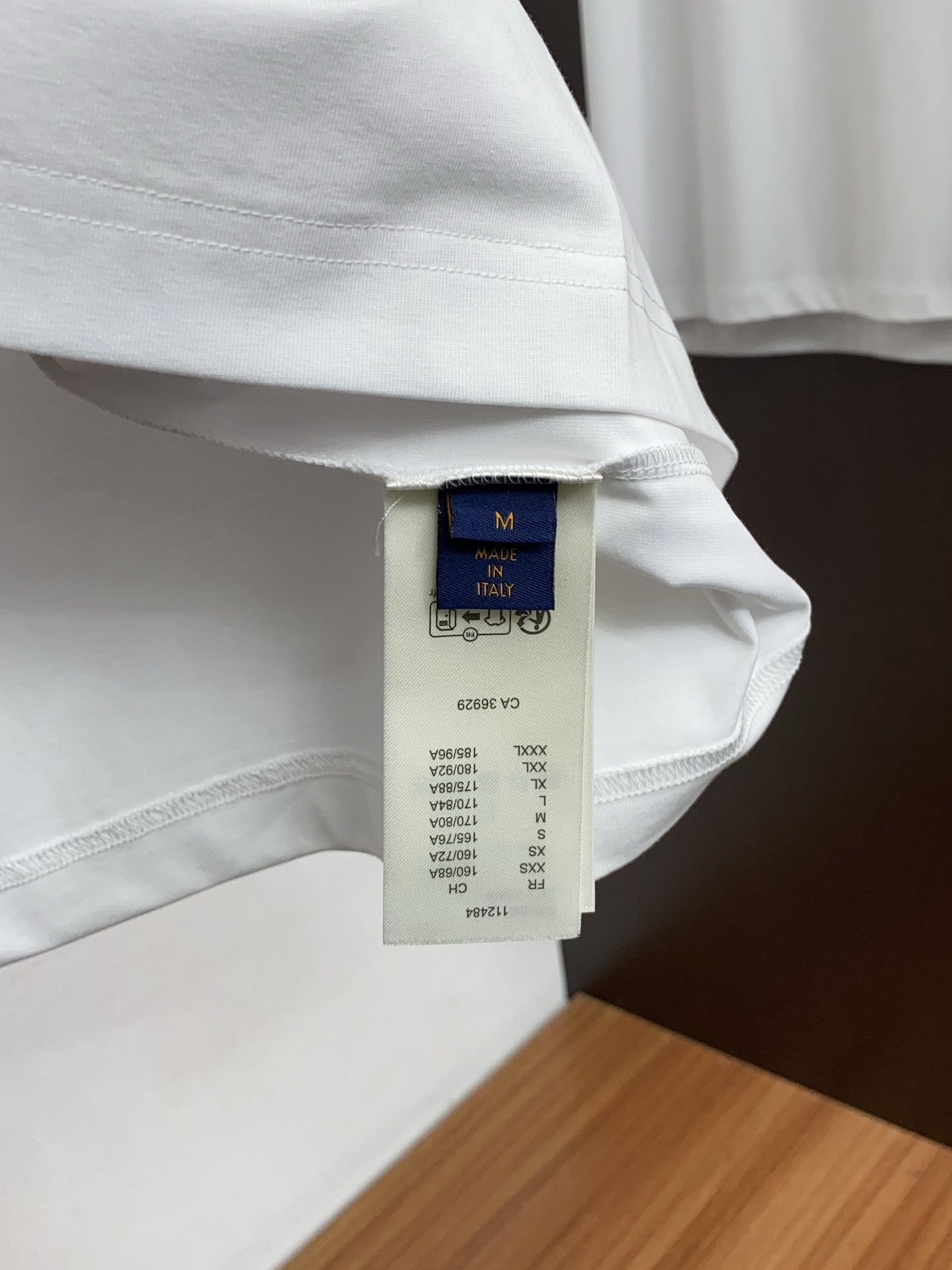 1v诺路易威登 ss新工艺logo纯棉质微阔版圆领男士短袖T恤，新季新推系列将标识巧妙融入设计，塑就一系