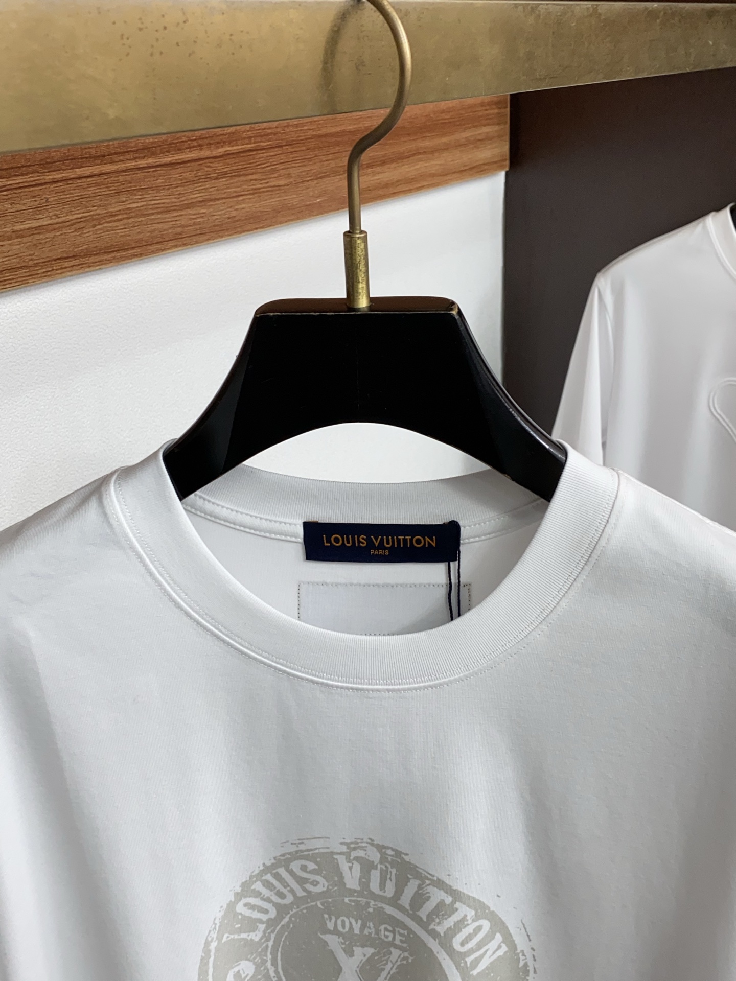 1v诺路易威登 ss新工艺logo纯棉质微阔版圆领男士短袖T恤，新季新推系列将标识巧妙融入设计，塑就一系