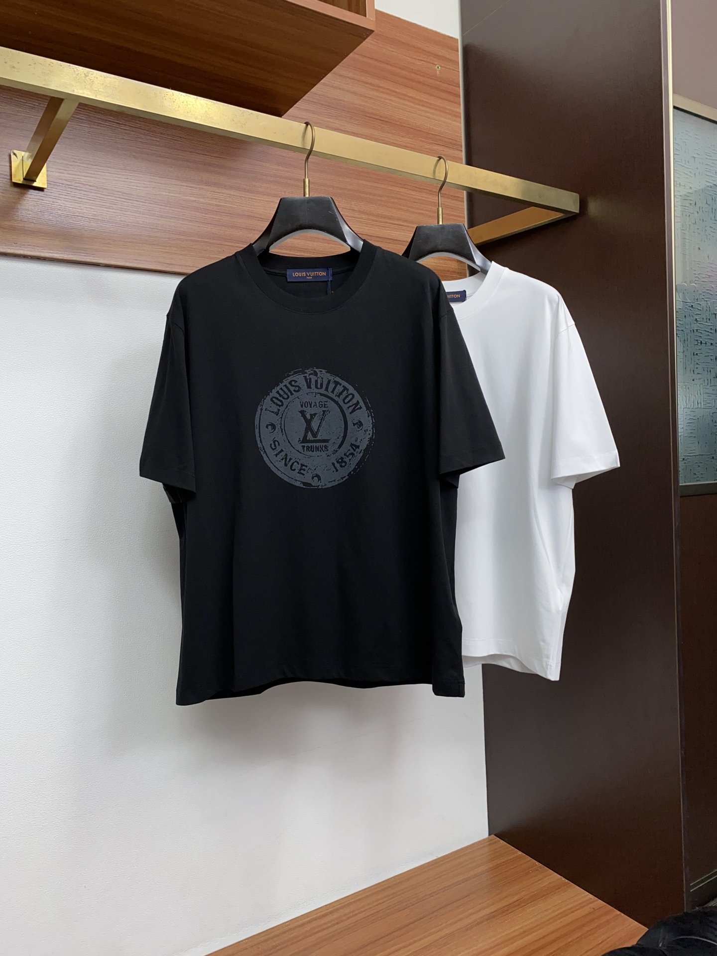 1v诺路易威登 ss新工艺logo纯棉质微阔版圆领男士短袖T恤，新季新推系列将标识巧妙融入设计，塑就一系