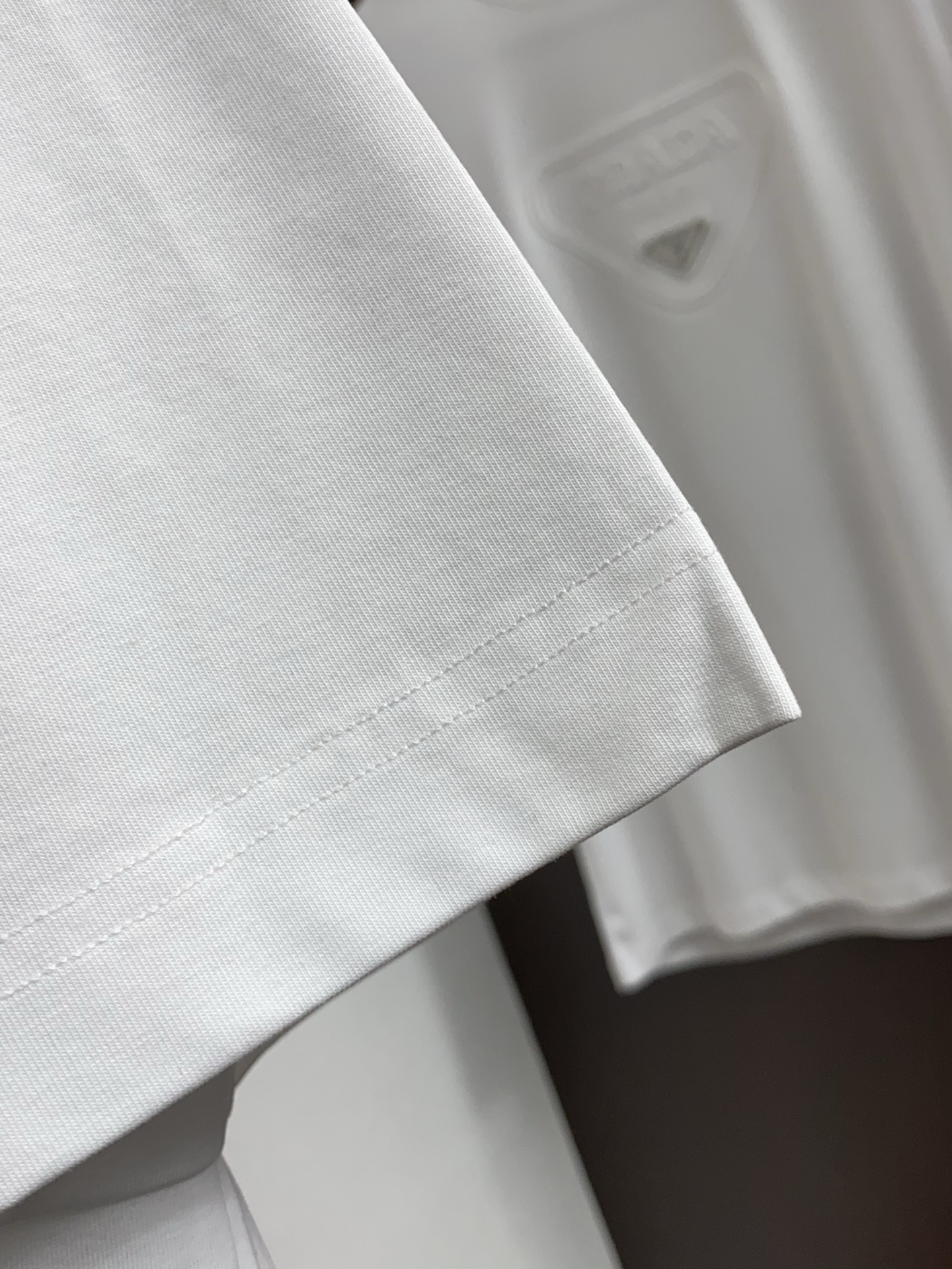 1v诺路易威登 ss新工艺logo纯棉质微阔版圆领男士短袖T恤，新季新推系列将标识巧妙融入设计，塑就一系