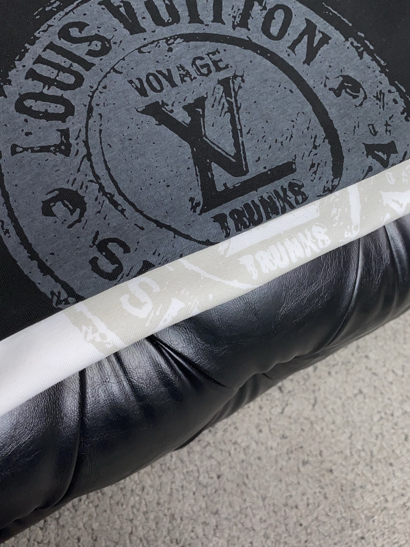 1v诺路易威登 ss新工艺logo纯棉质微阔版圆领男士短袖T恤，新季新推系列将标识巧妙融入设计，塑就一系