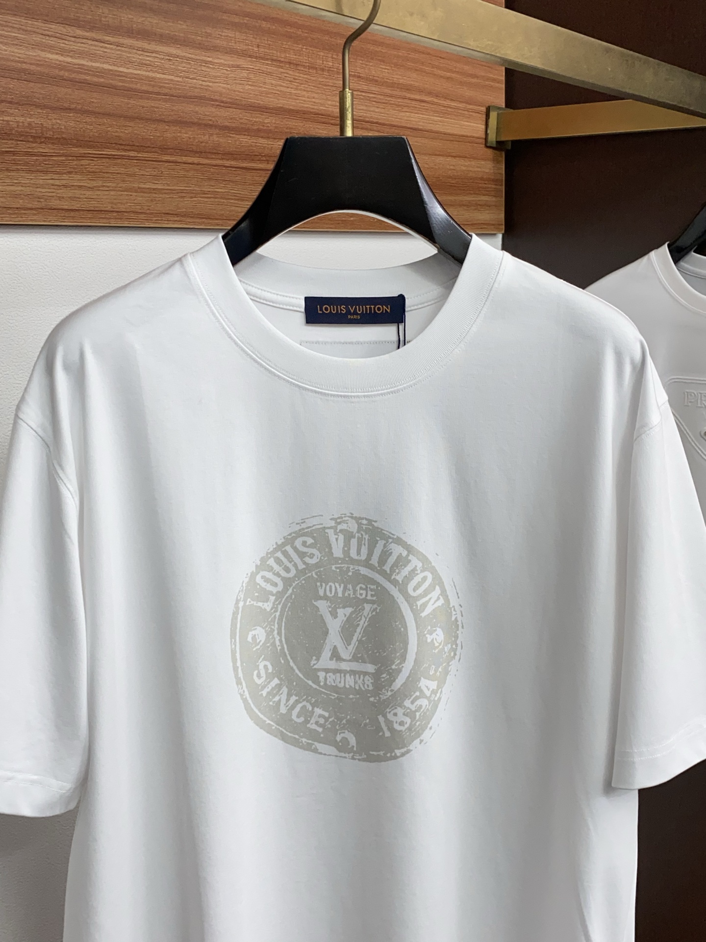 1v诺路易威登 ss新工艺logo纯棉质微阔版圆领男士短袖T恤，新季新推系列将标识巧妙融入设计，塑就一系