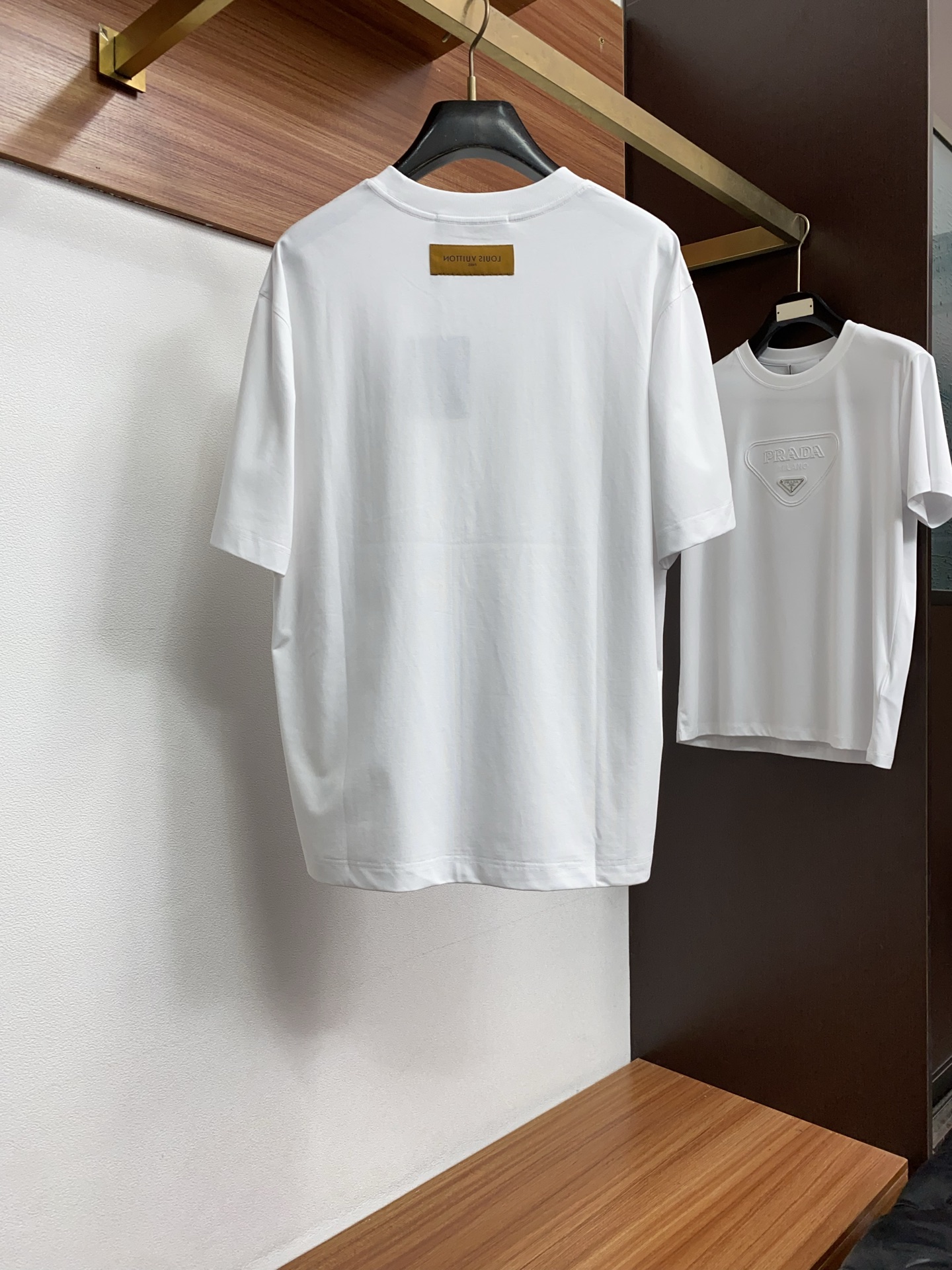 1v诺路易威登 ss新工艺logo纯棉质微阔版圆领男士短袖T恤，新季新推系列将标识巧妙融入设计，塑就一系