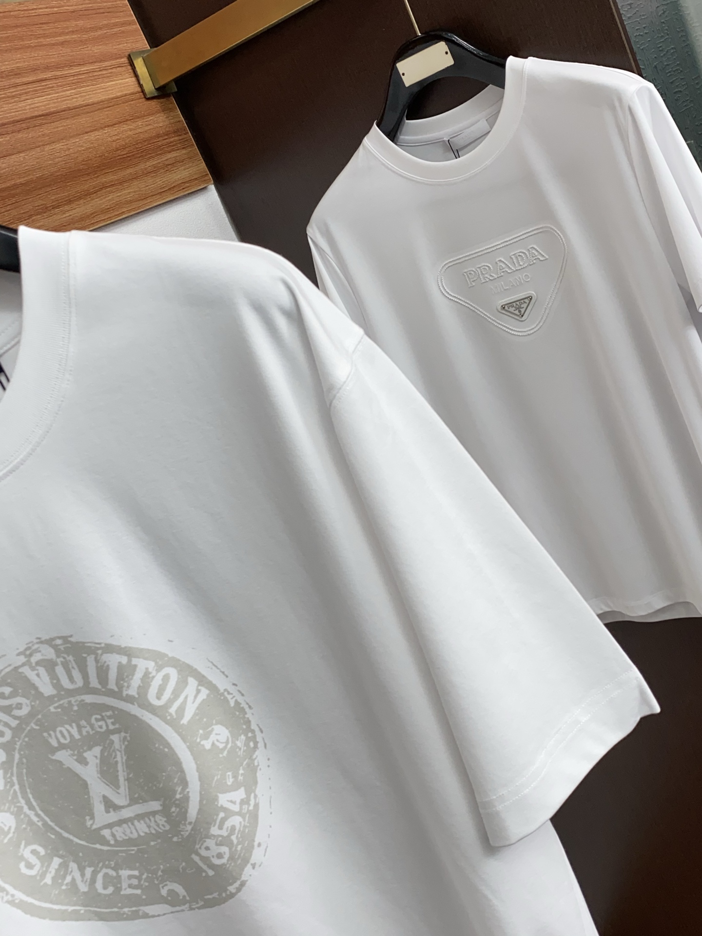 1v诺路易威登 ss新工艺logo纯棉质微阔版圆领男士短袖T恤，新季新推系列将标识巧妙融入设计，塑就一系