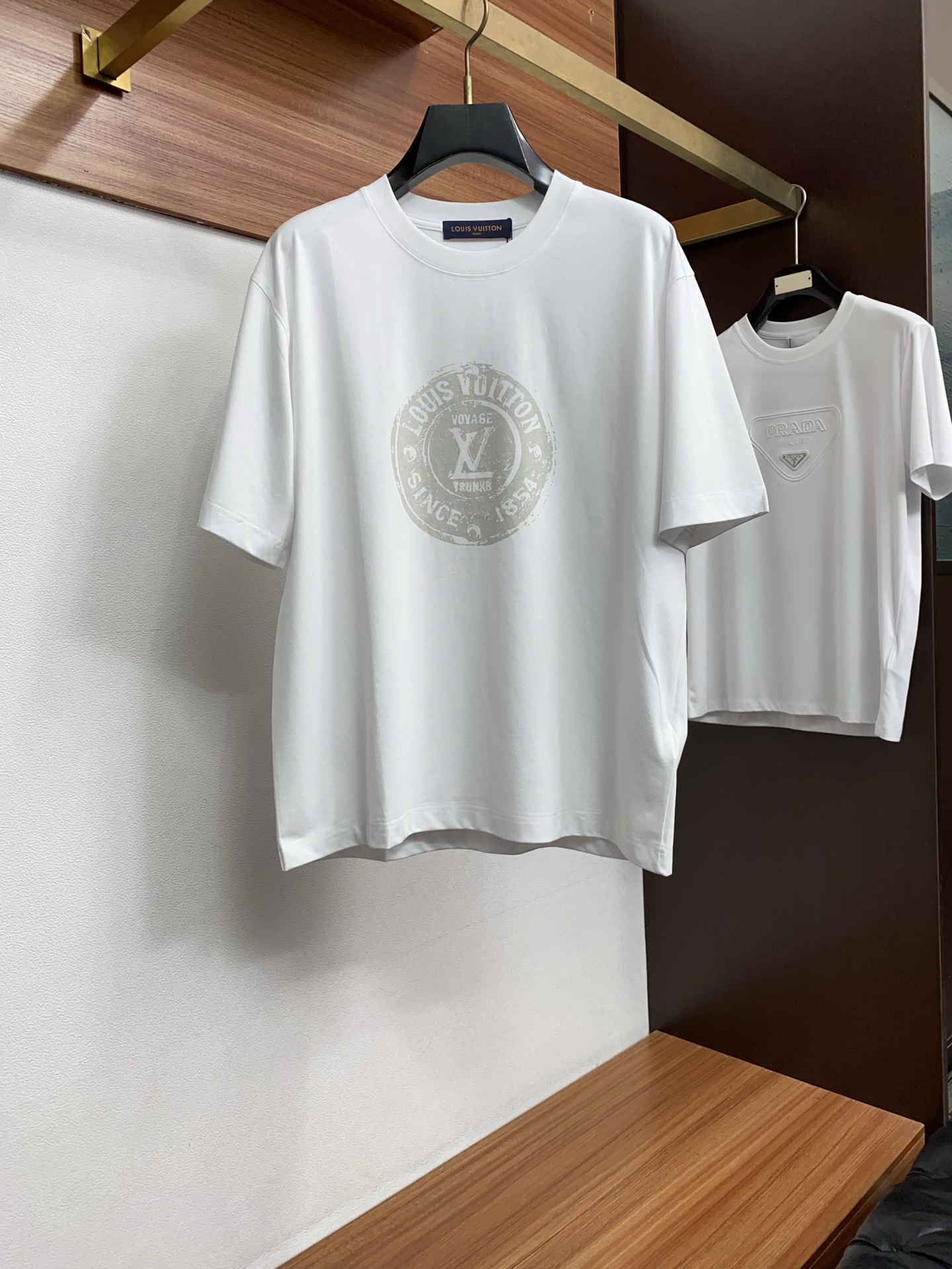 1v诺路易威登 ss新工艺logo纯棉质微阔版圆领男士短袖T恤，新季新推系列将标识巧妙融入设计，塑就一系