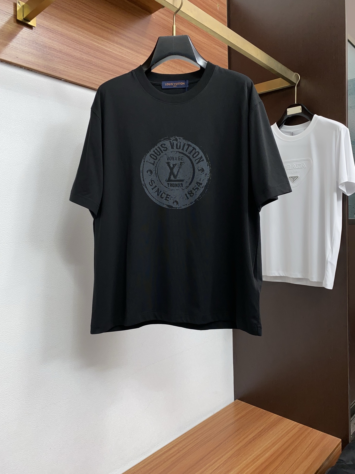 1v诺路易威登 ss新工艺logo纯棉质微阔版圆领男士短袖T恤，新季新推系列将标识巧妙融入设计，塑就一系