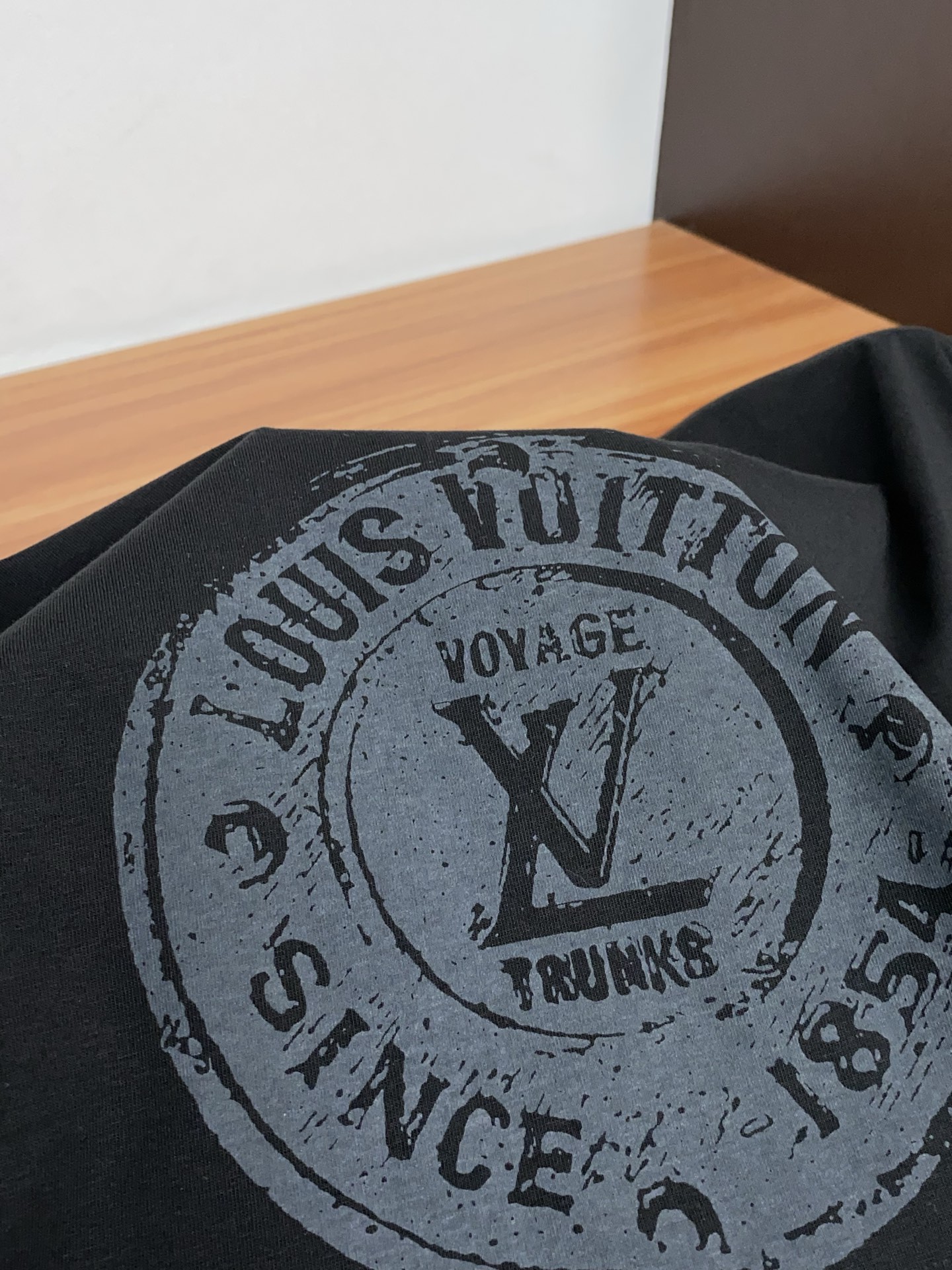 1v诺路易威登 ss新工艺logo纯棉质微阔版圆领男士短袖T恤，新季新推系列将标识巧妙融入设计，塑就一系