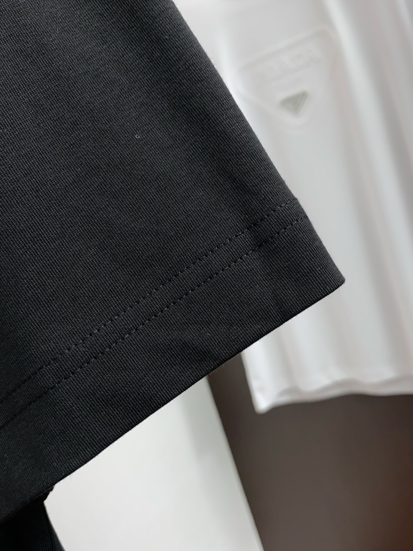 1v诺路易威登 ss新工艺logo纯棉质微阔版圆领男士短袖T恤，新季新推系列将标识巧妙融入设计，塑就一系