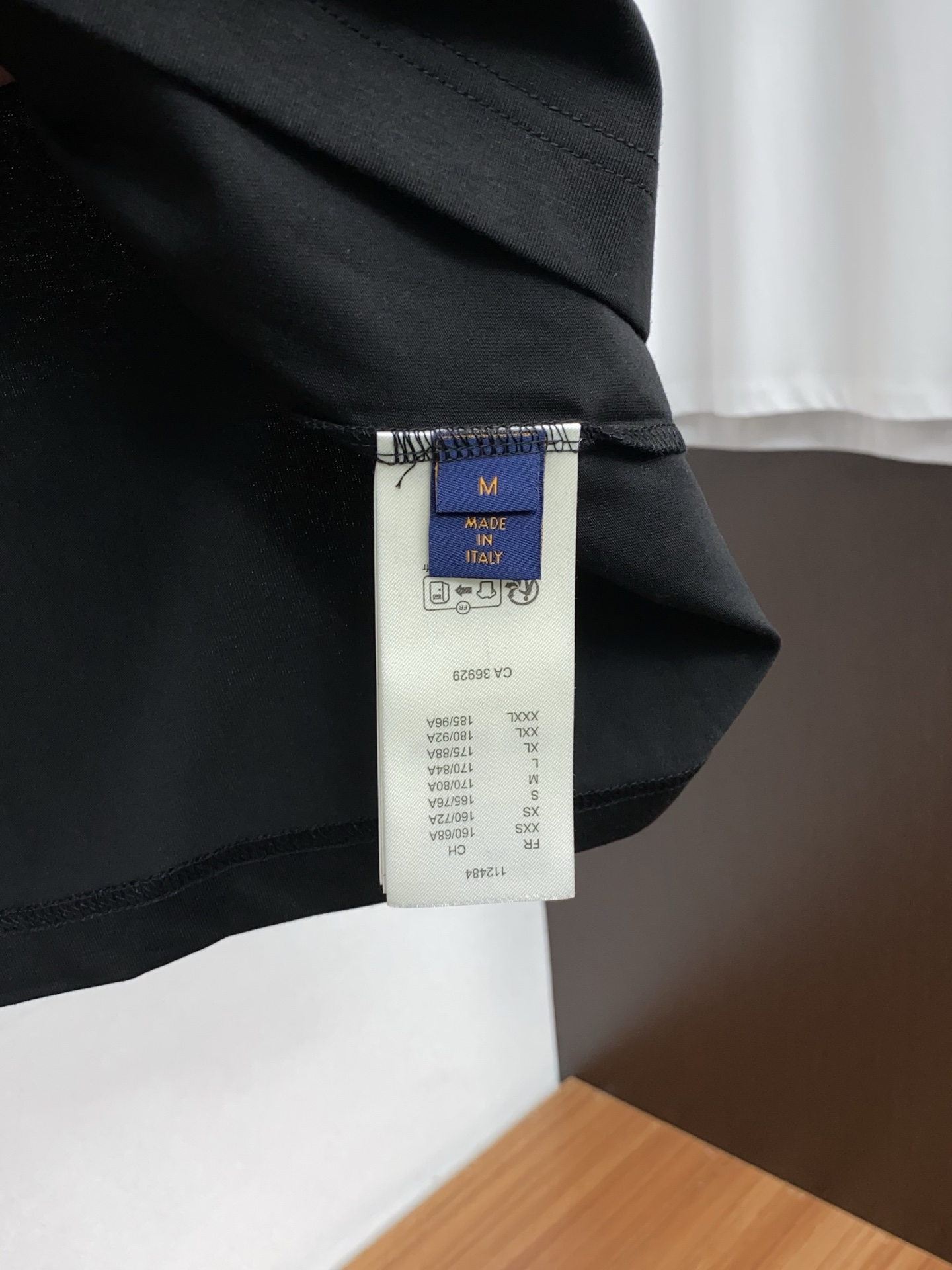 1v诺路易威登 ss新工艺logo纯棉质微阔版圆领男士短袖T恤，新季新推系列将标识巧妙融入设计，塑就一系