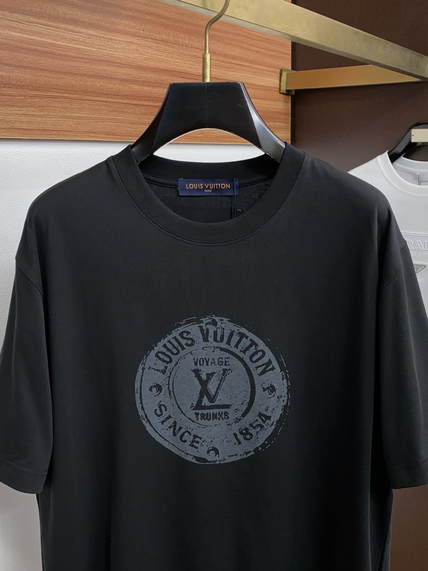 1v诺路易威登 ss新工艺logo纯棉质微阔版圆领男士短袖T恤，新季新推系列将标识巧妙融入设计，塑就一系