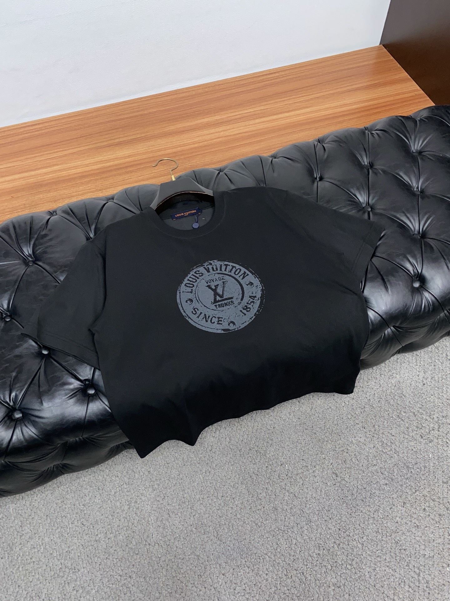 1v诺路易威登 ss新工艺logo纯棉质微阔版圆领男士短袖T恤，新季新推系列将标识巧妙融入设计，塑就一系