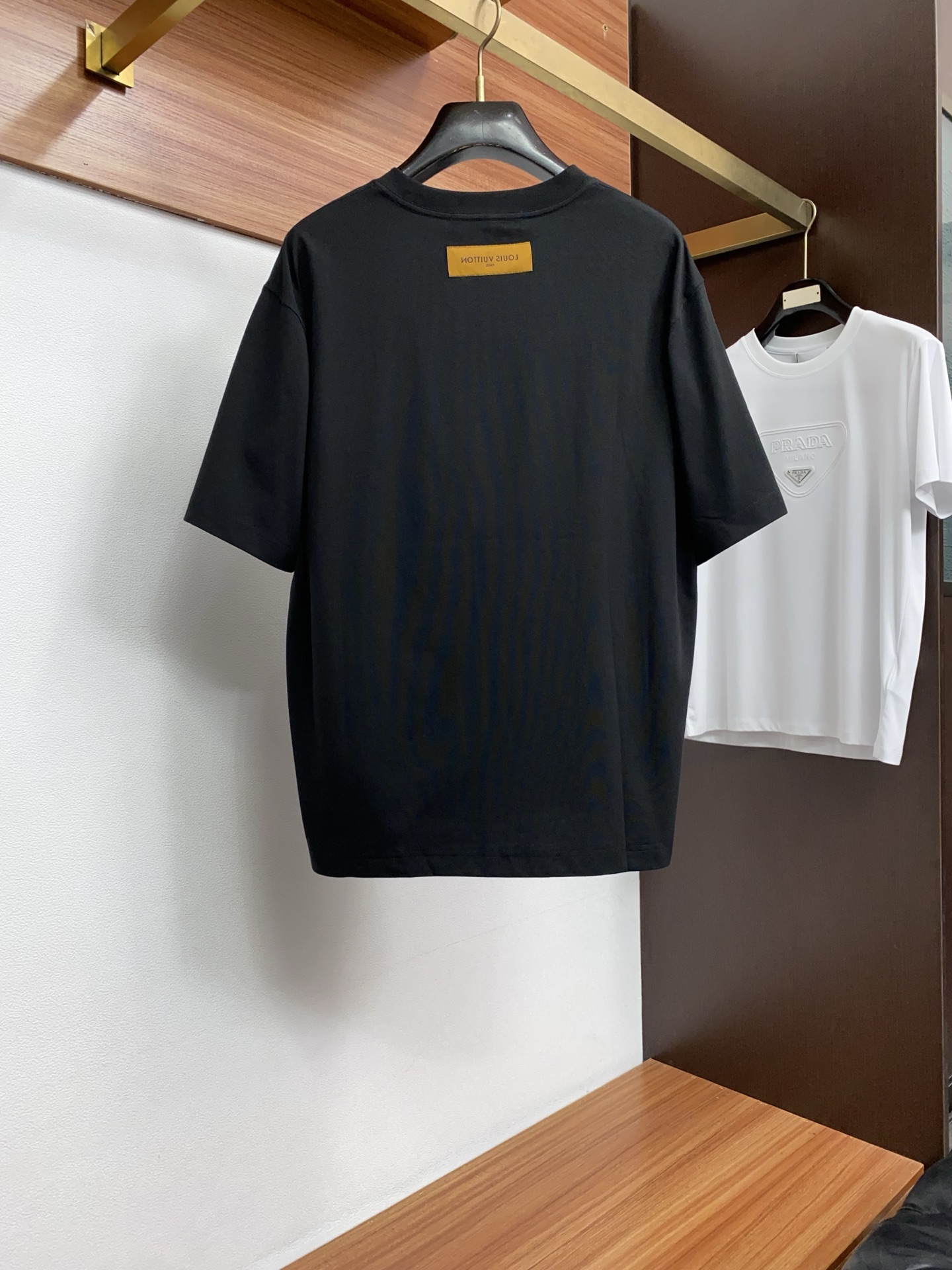 1v诺路易威登 ss新工艺logo纯棉质微阔版圆领男士短袖T恤，新季新推系列将标识巧妙融入设计，塑就一系