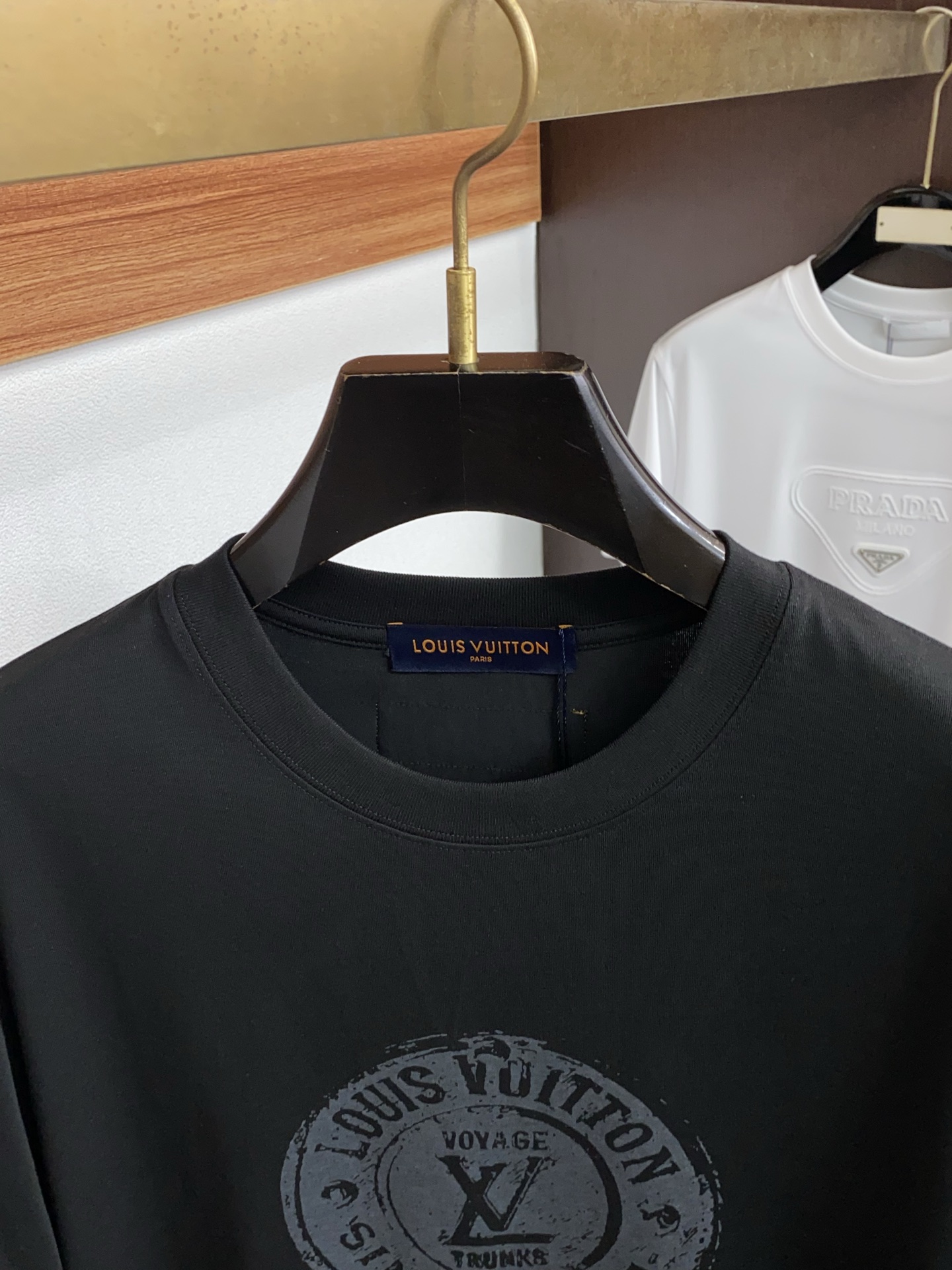 1v诺路易威登 ss新工艺logo纯棉质微阔版圆领男士短袖T恤，新季新推系列将标识巧妙融入设计，塑就一系