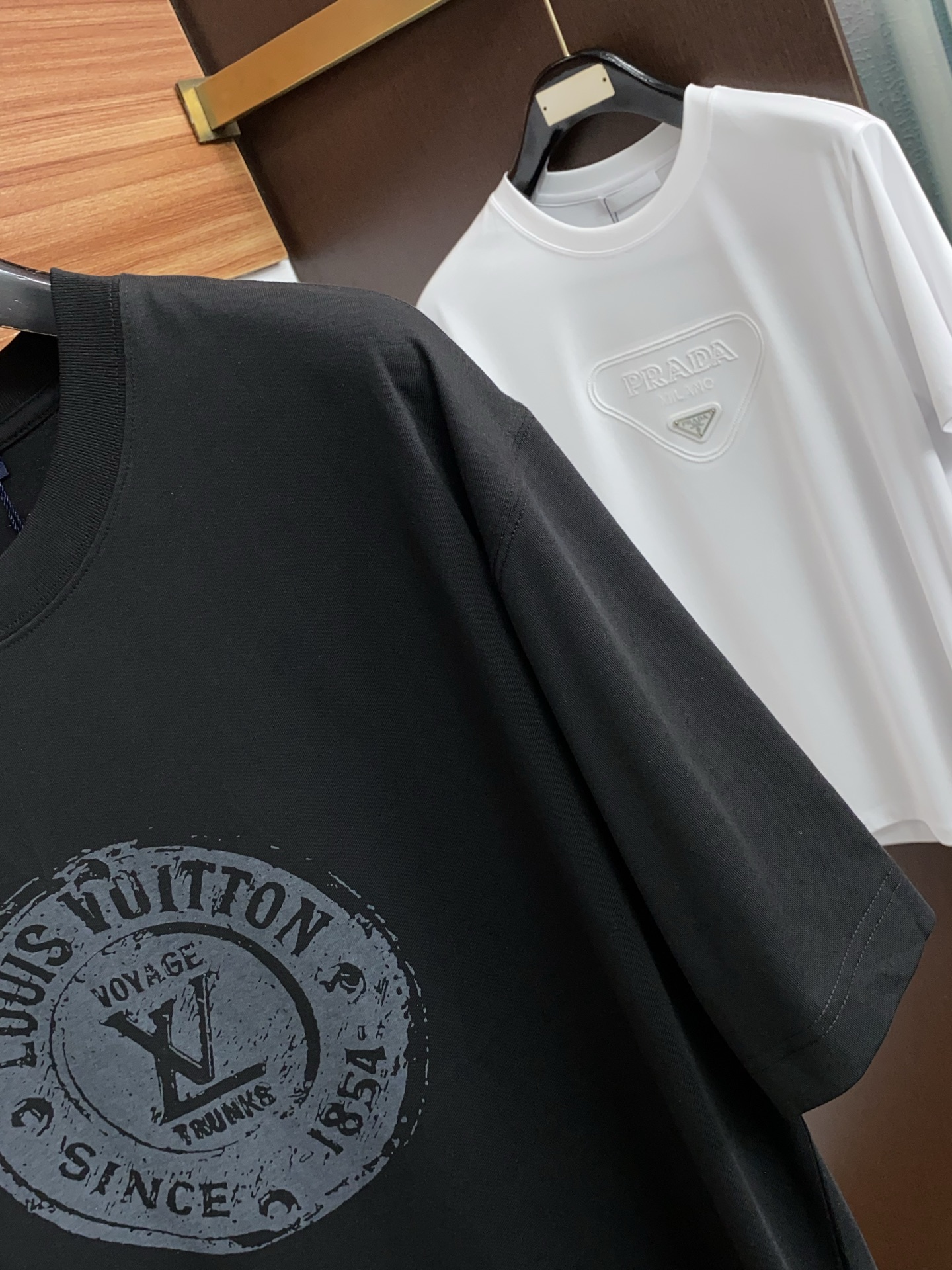 1v诺路易威登 ss新工艺logo纯棉质微阔版圆领男士短袖T恤，新季新推系列将标识巧妙融入设计，塑就一系