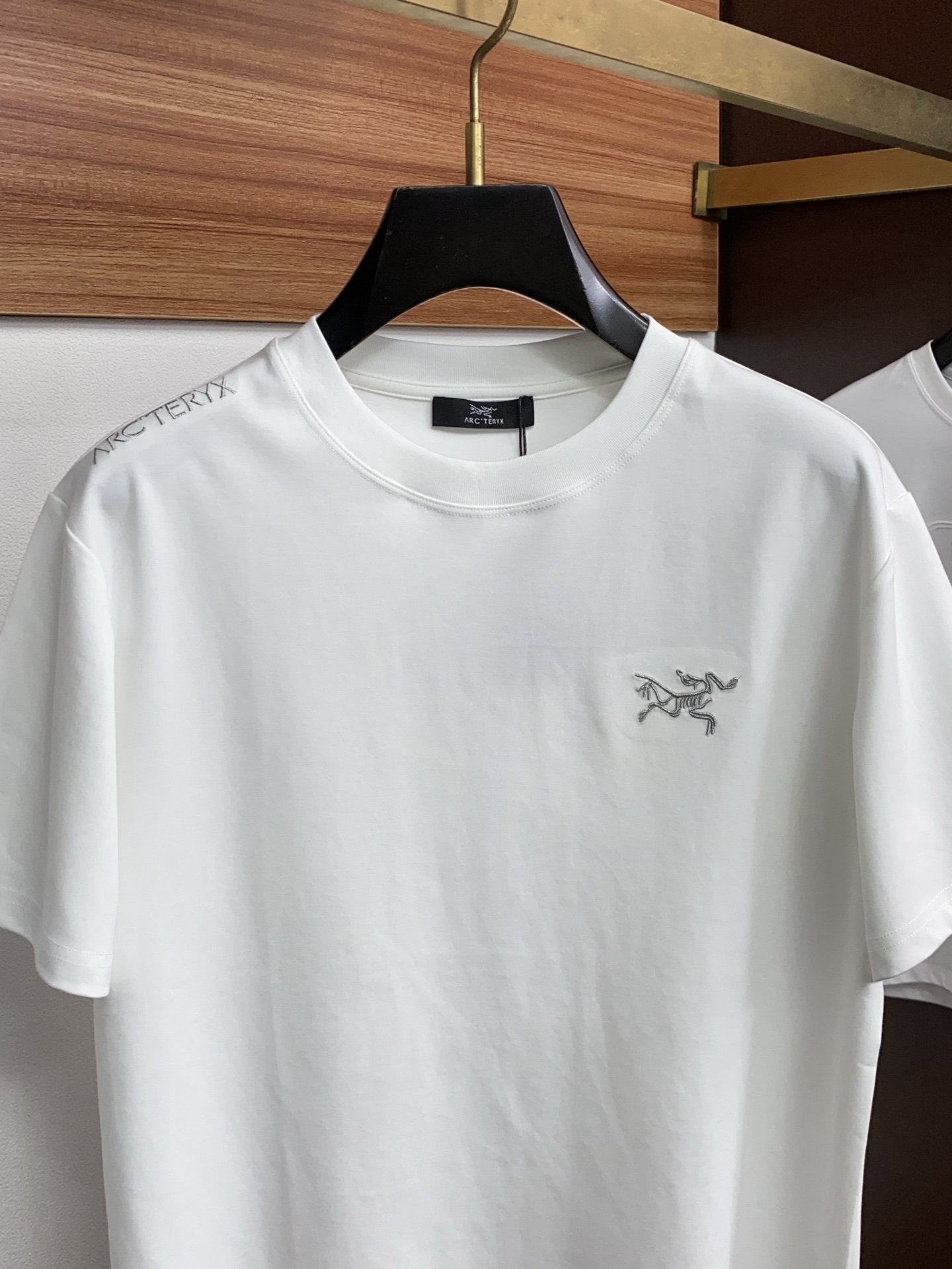 2026 春夏新款首发专柜最新款短袖圆领T恤 高端订制 设计前卫时尚！品牌logo重工艺设计 高端定制2