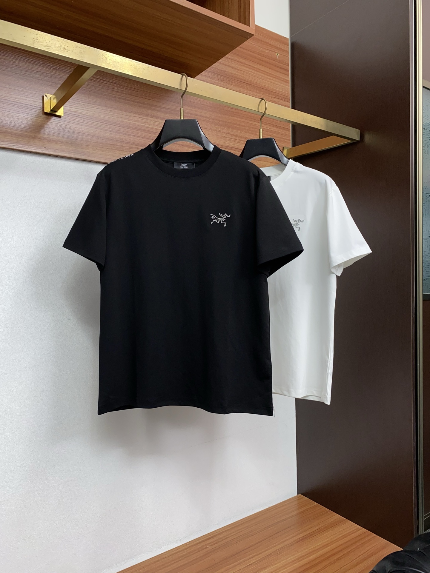 2026 春夏新款首发专柜最新款短袖圆领T恤 高端订制 设计前卫时尚！品牌logo重工艺设计 高端定制2