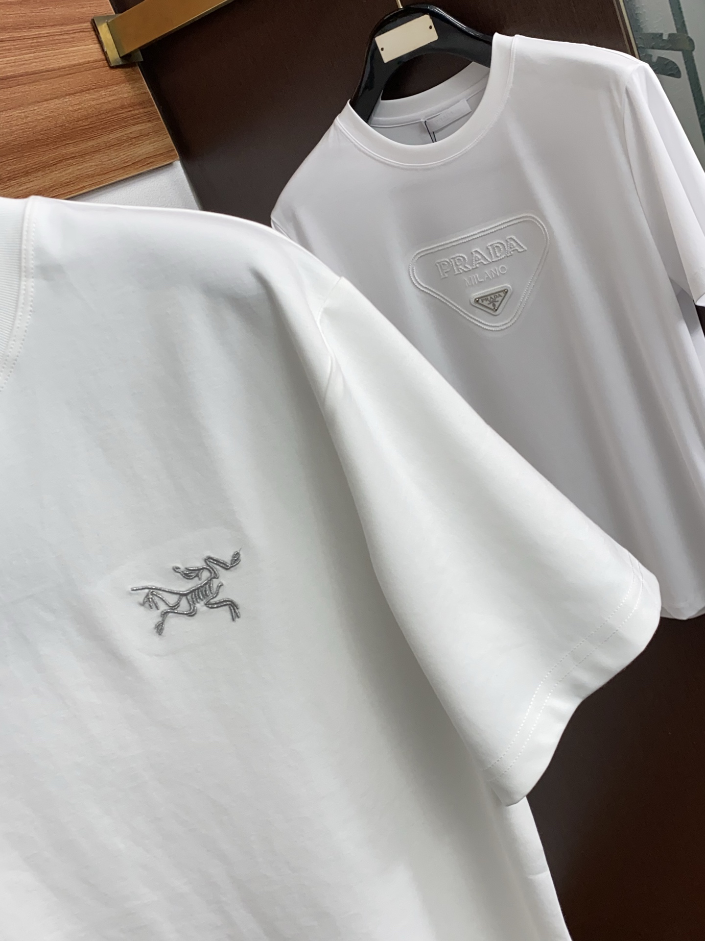 2026 春夏新款首发专柜最新款短袖圆领T恤 高端订制 设计前卫时尚！品牌logo重工艺设计 高端定制2