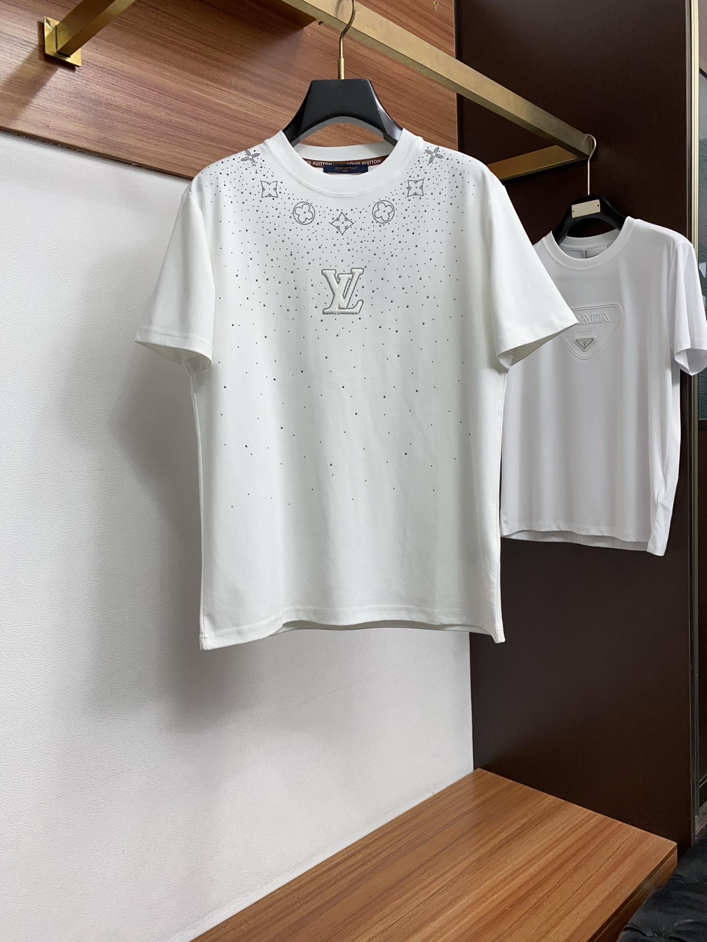 1v路易威登 2026 春夏新款首发专柜最新款短袖圆领T恤 高端订制 设计前卫时尚！品牌logo重工艺设