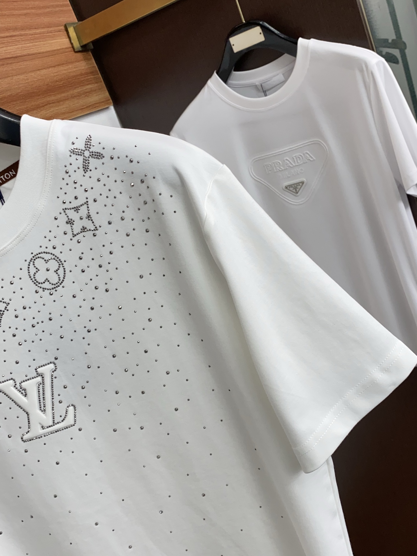 1v路易威登 2026 春夏新款首发专柜最新款短袖圆领T恤 高端订制 设计前卫时尚！品牌logo重工艺设