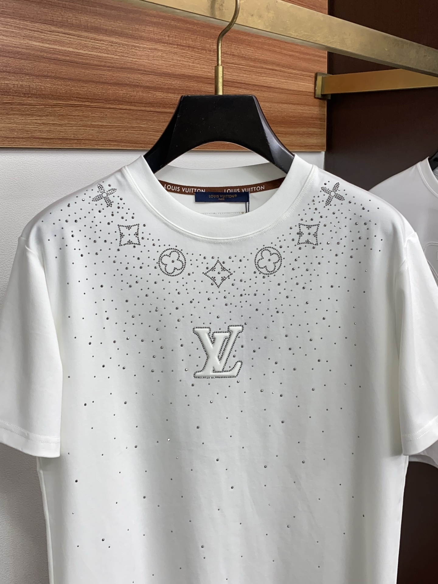 1v路易威登 2026 春夏新款首发专柜最新款短袖圆领T恤 高端订制 设计前卫时尚！品牌logo重工艺设