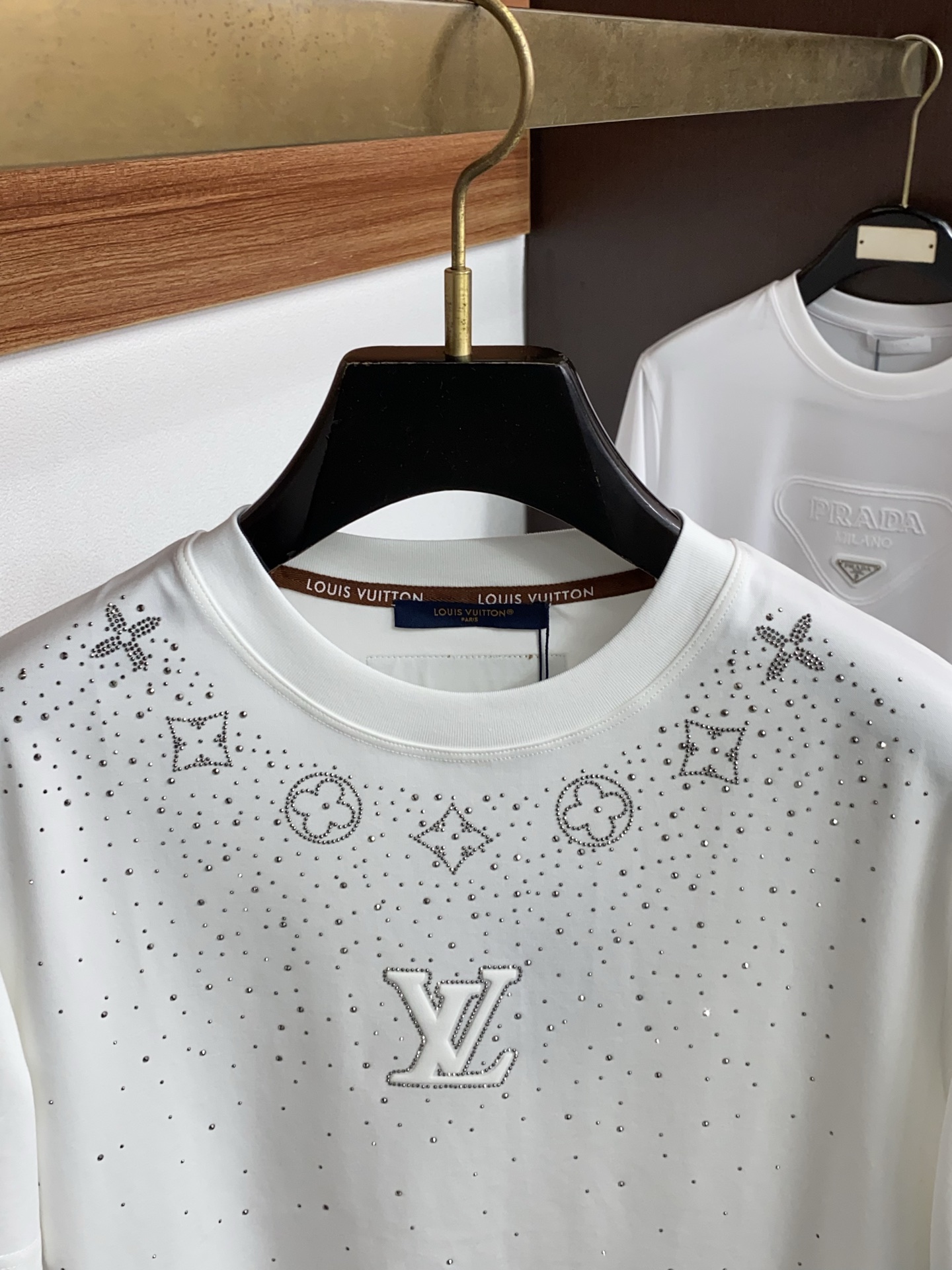 1v路易威登 2026 春夏新款首发专柜最新款短袖圆领T恤 高端订制 设计前卫时尚！品牌logo重工艺设