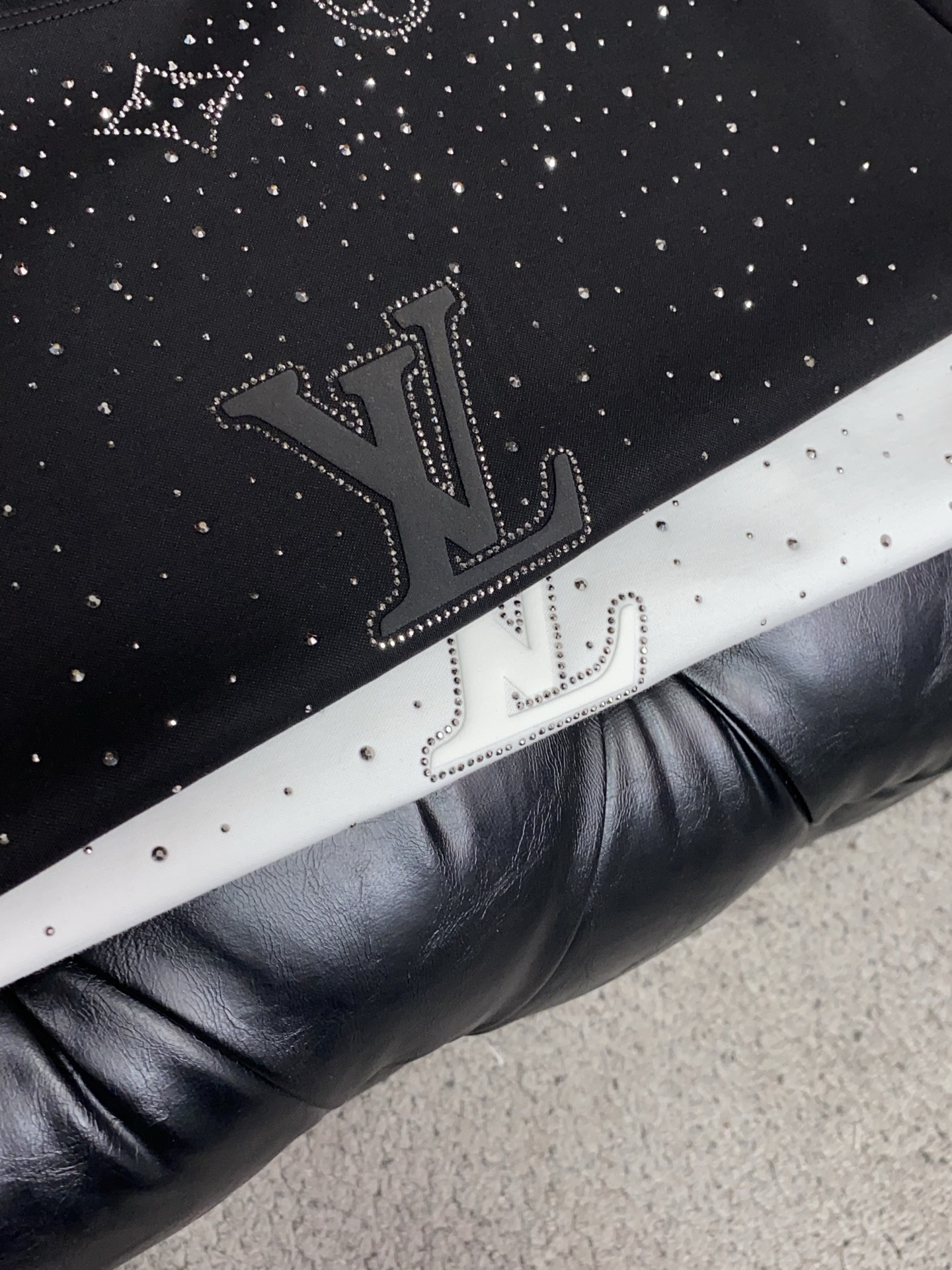 1v路易威登 2026 春夏新款首发专柜最新款短袖圆领T恤 高端订制 设计前卫时尚！品牌logo重工艺设