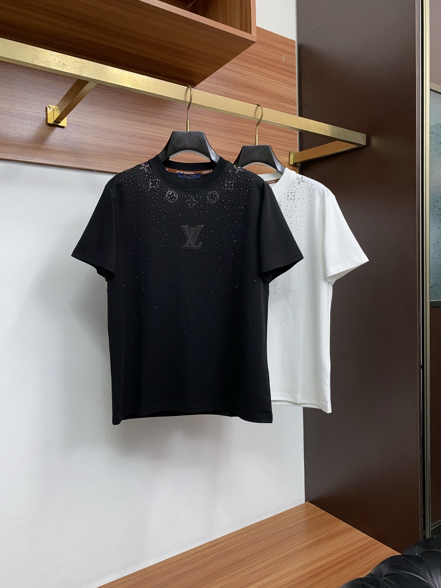 1v路易威登 2026 春夏新款首发专柜最新款短袖圆领T恤 高端订制 设计前卫时尚！品牌logo重工艺设