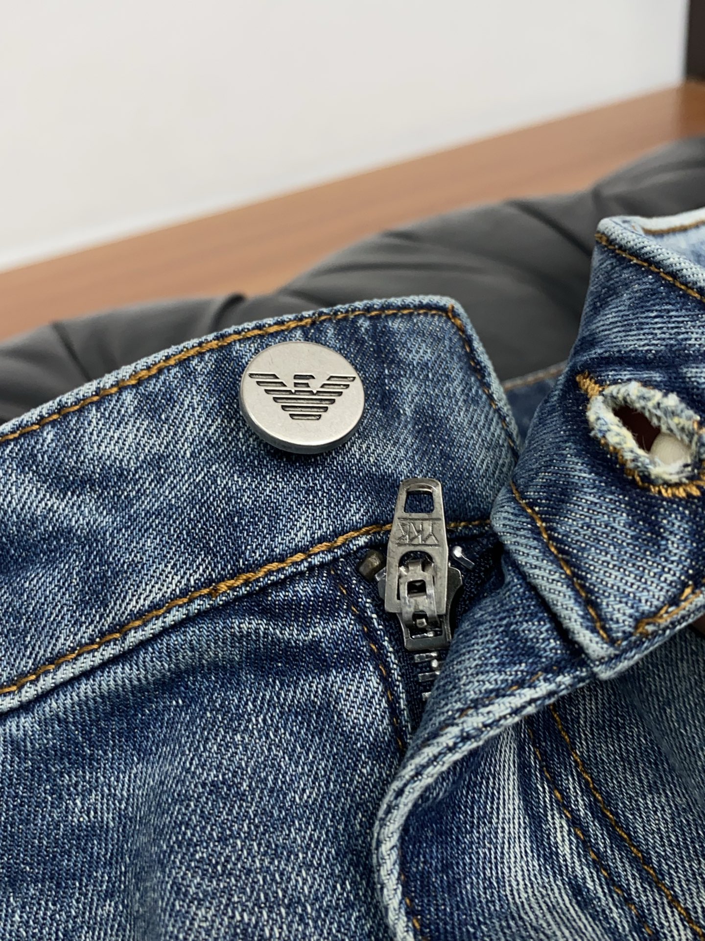 阿玛尼 高端定制、2026早春最新款牛仔裤 柜台同步发售 原版定制复刻 客供五金辅料 原单品质 进口牛仔