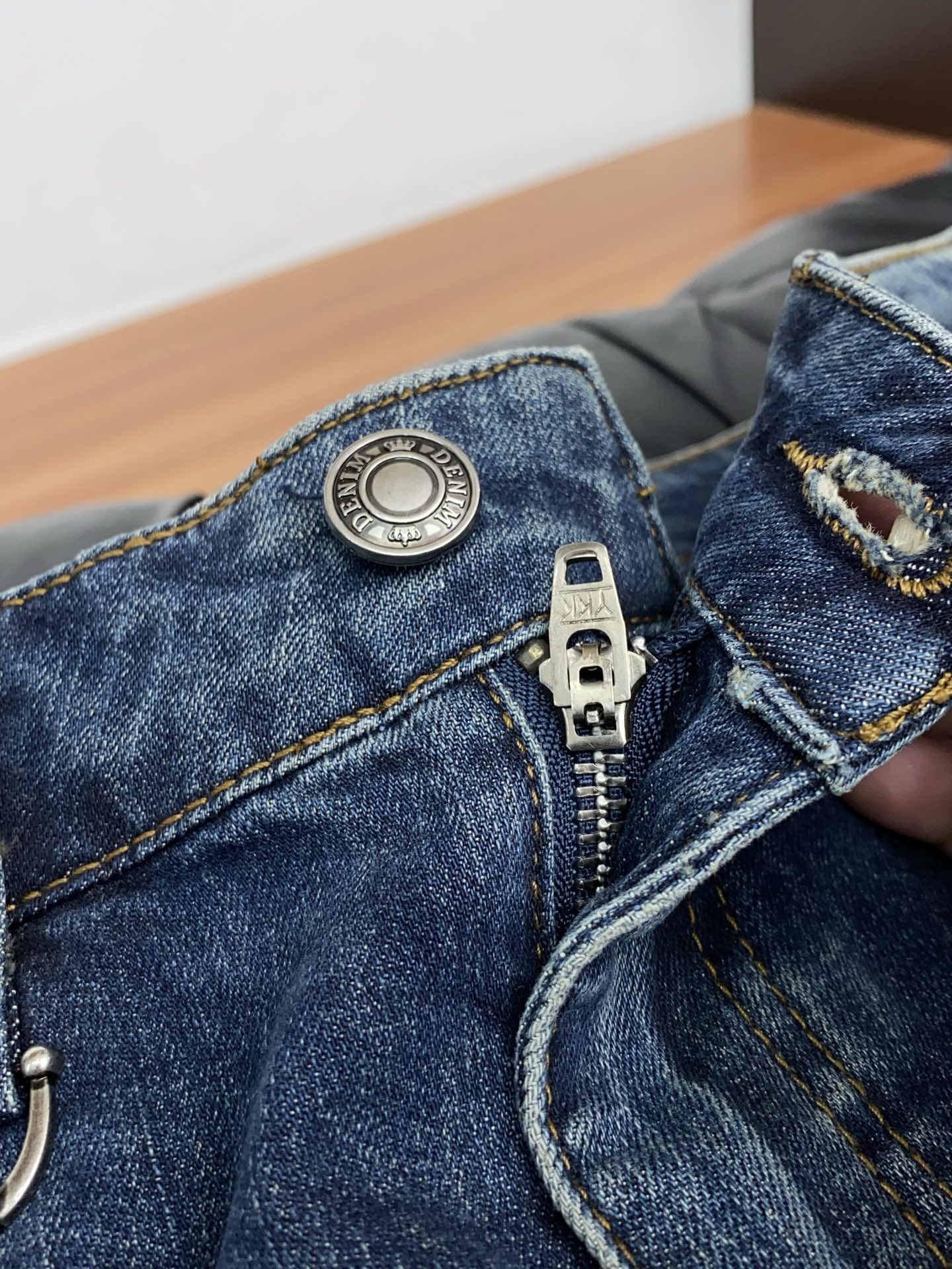 蒙口 高端定制、2026早春最新款牛仔裤 柜台同步发售 原版定制复刻 客供五金辅料 原单品质 进口牛仔面