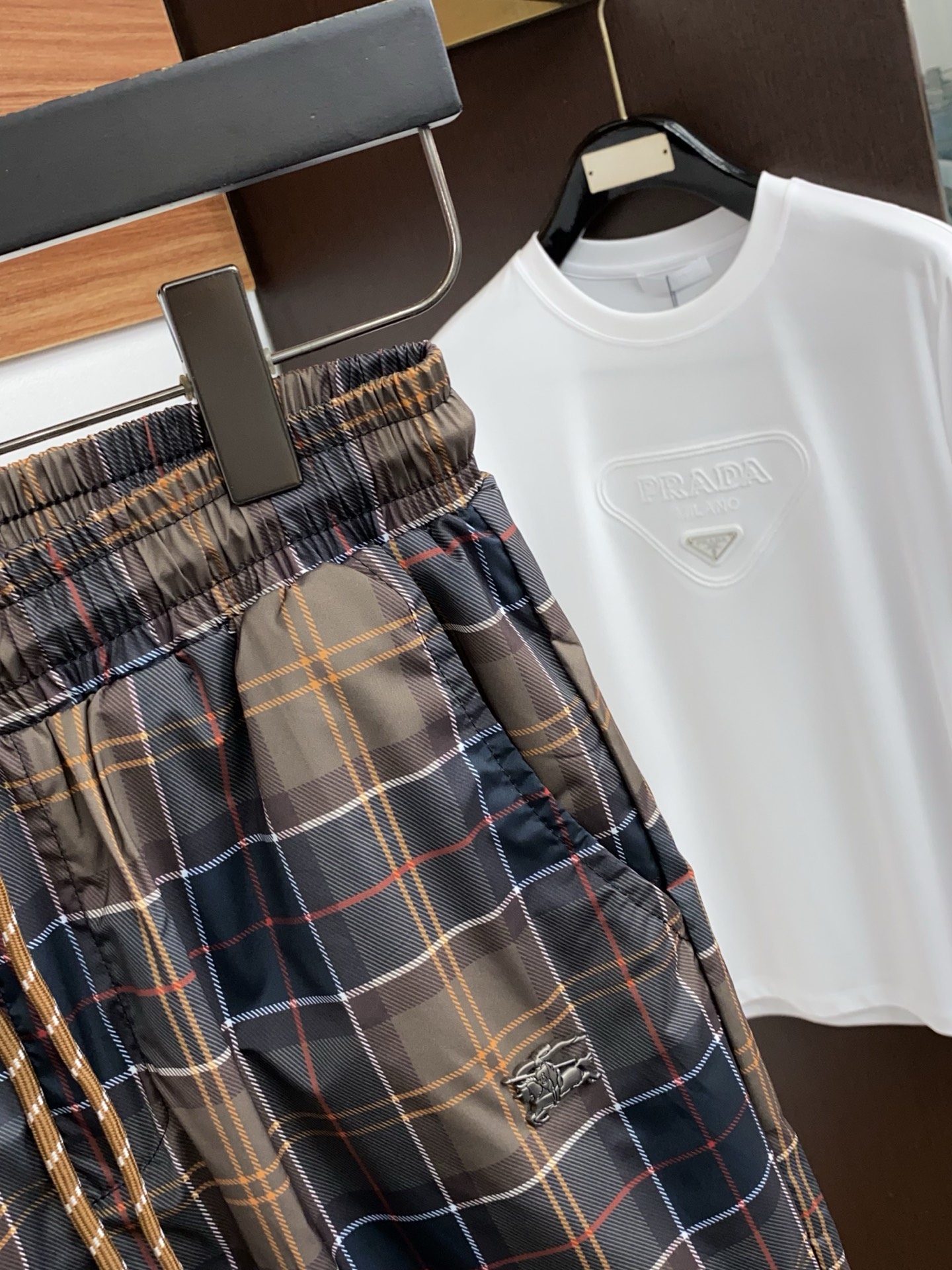 巴宝莉 春夏新款休闲短裤 品牌经典系列弹力速干面料 舒适度极好，手触感强烈。原版品牌logo 辨识度极高