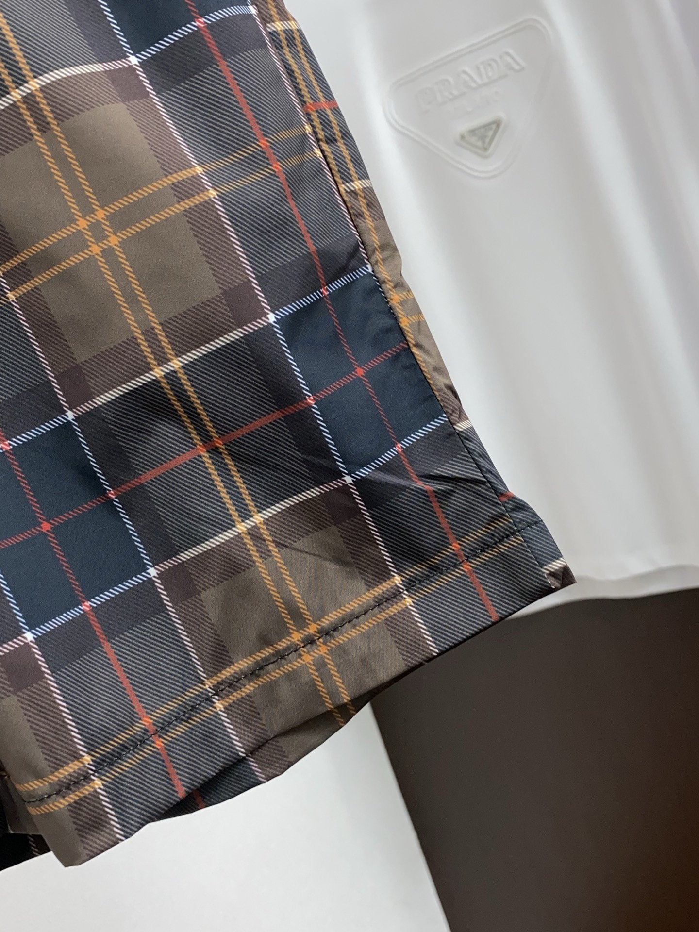 巴宝莉 春夏新款休闲短裤 品牌经典系列弹力速干面料 舒适度极好，手触感强烈。原版品牌logo 辨识度极高