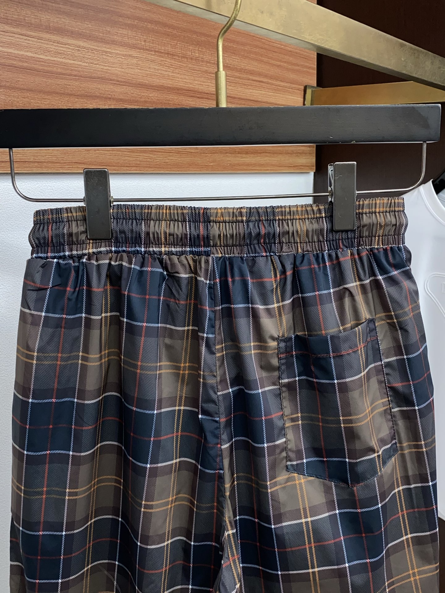 巴宝莉 春夏新款休闲短裤 品牌经典系列弹力速干面料 舒适度极好，手触感强烈。原版品牌logo 辨识度极高