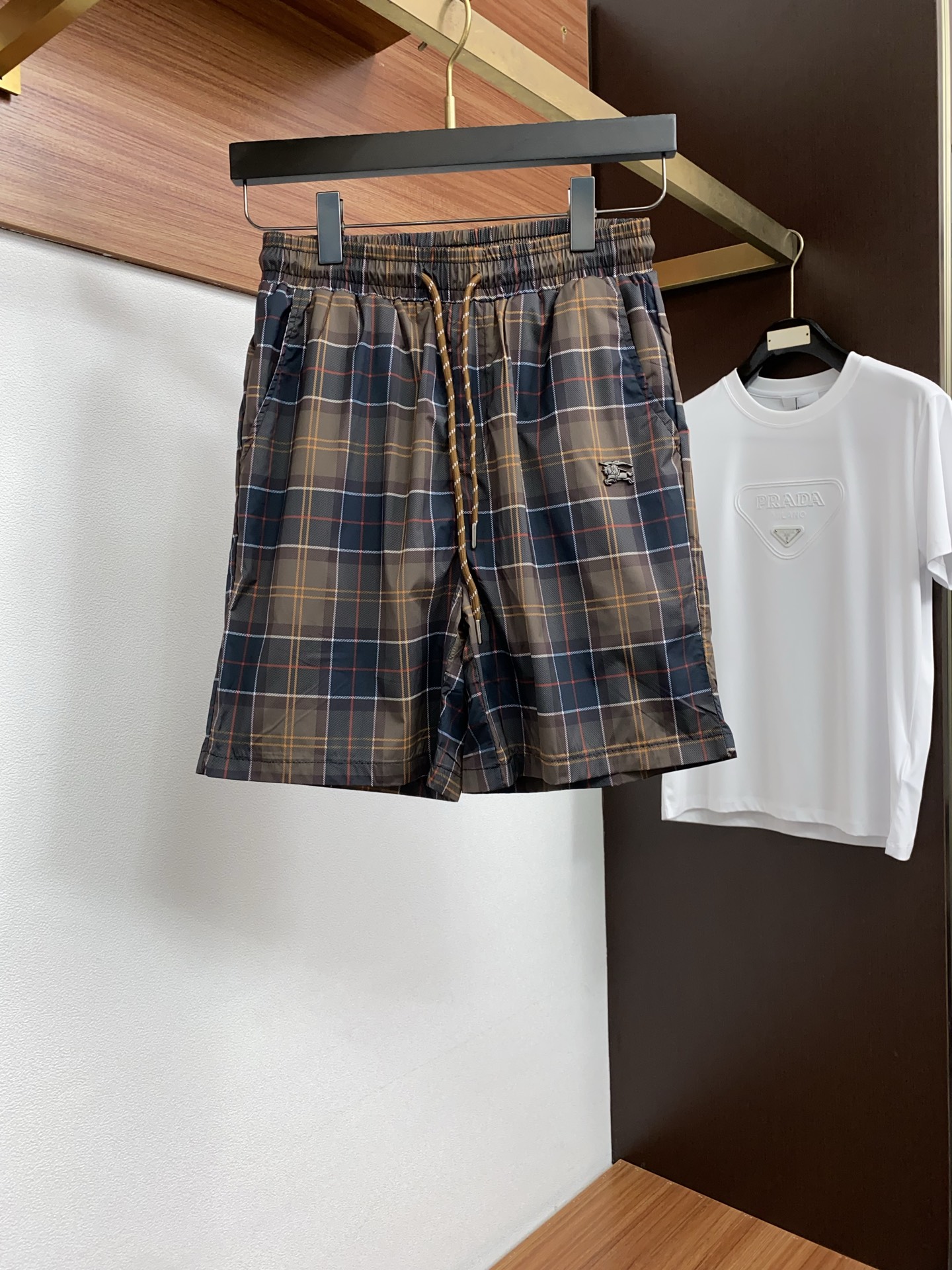 巴宝莉 春夏新款休闲短裤 品牌经典系列弹力速干面料 舒适度极好，手触感强烈。原版品牌logo 辨识度极高