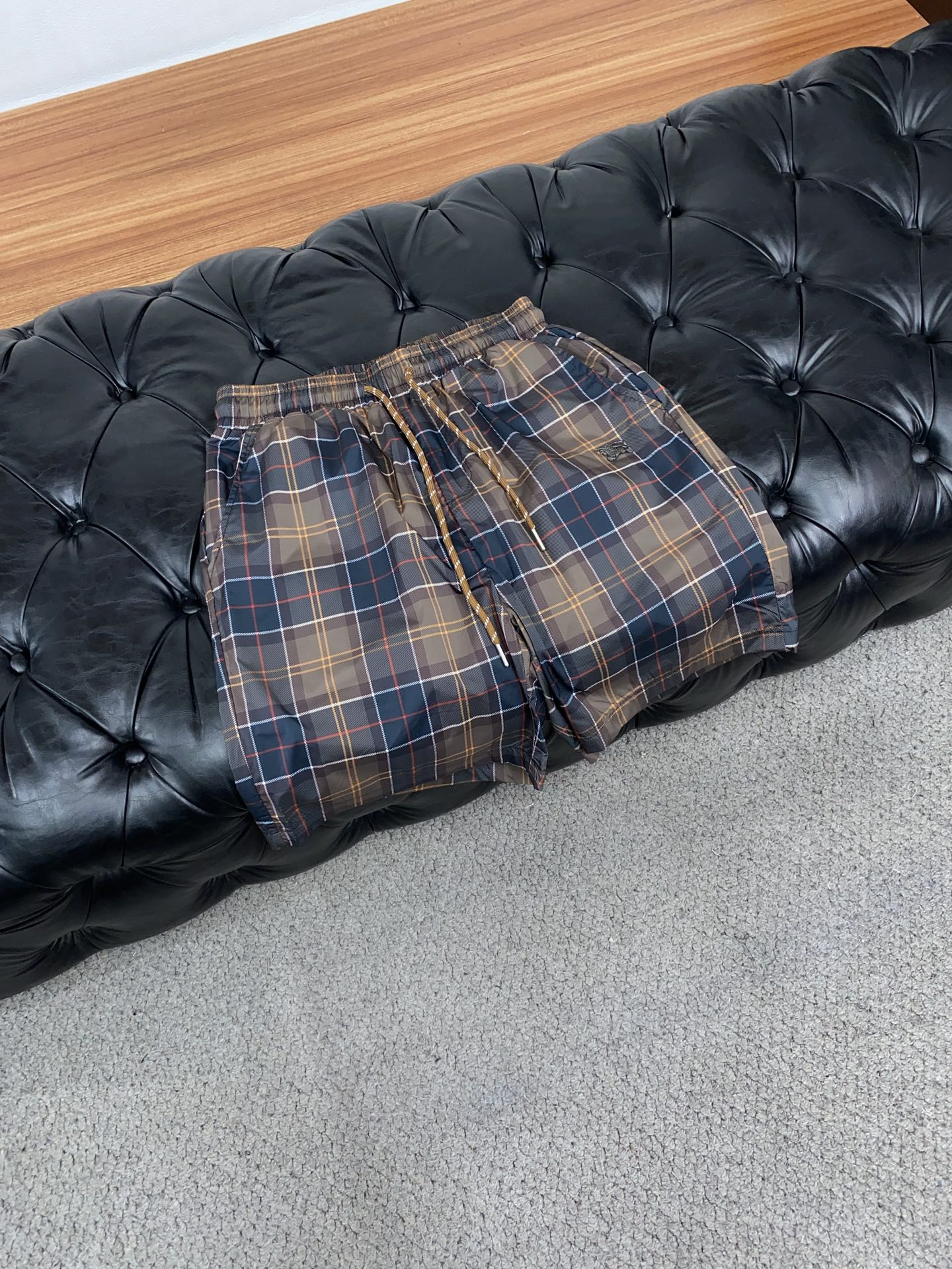 巴宝莉 春夏新款休闲短裤 品牌经典系列弹力速干面料 舒适度极好，手触感强烈。原版品牌logo 辨识度极高